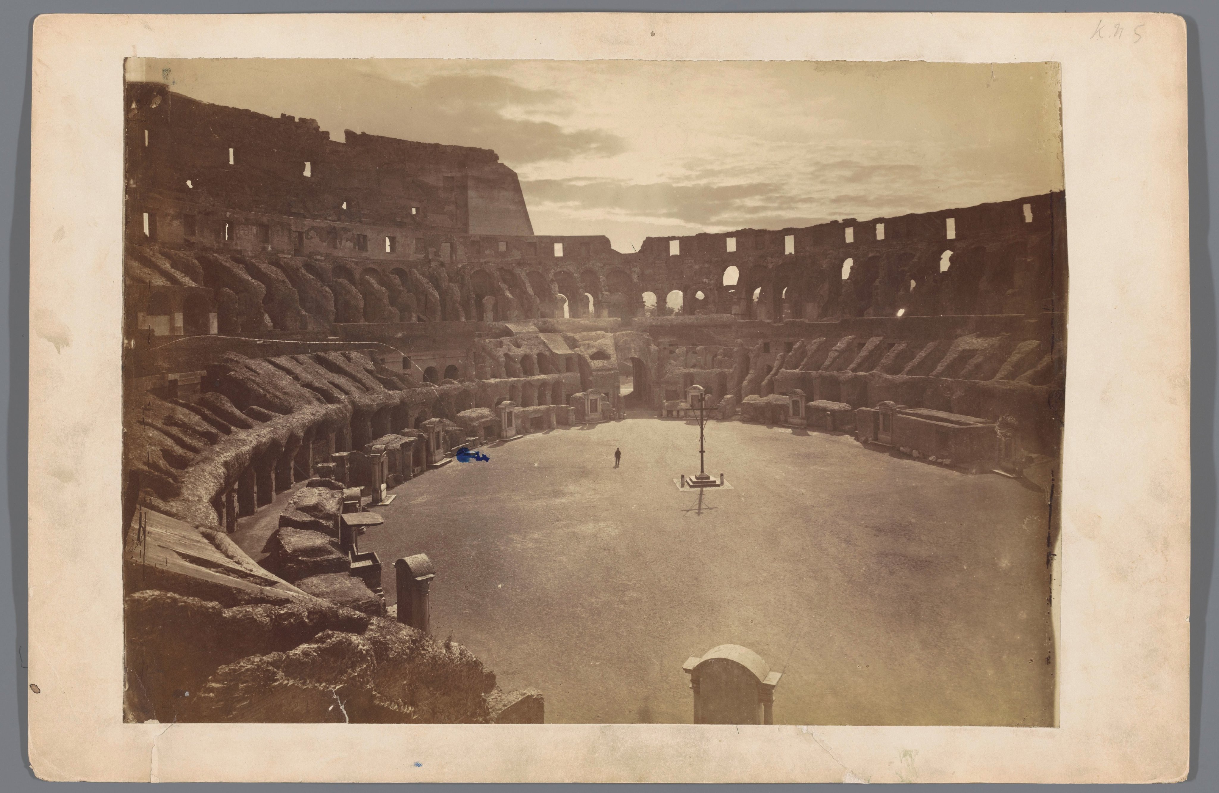 Interieur van het Colosseum in Rome in avondlicht, Italië