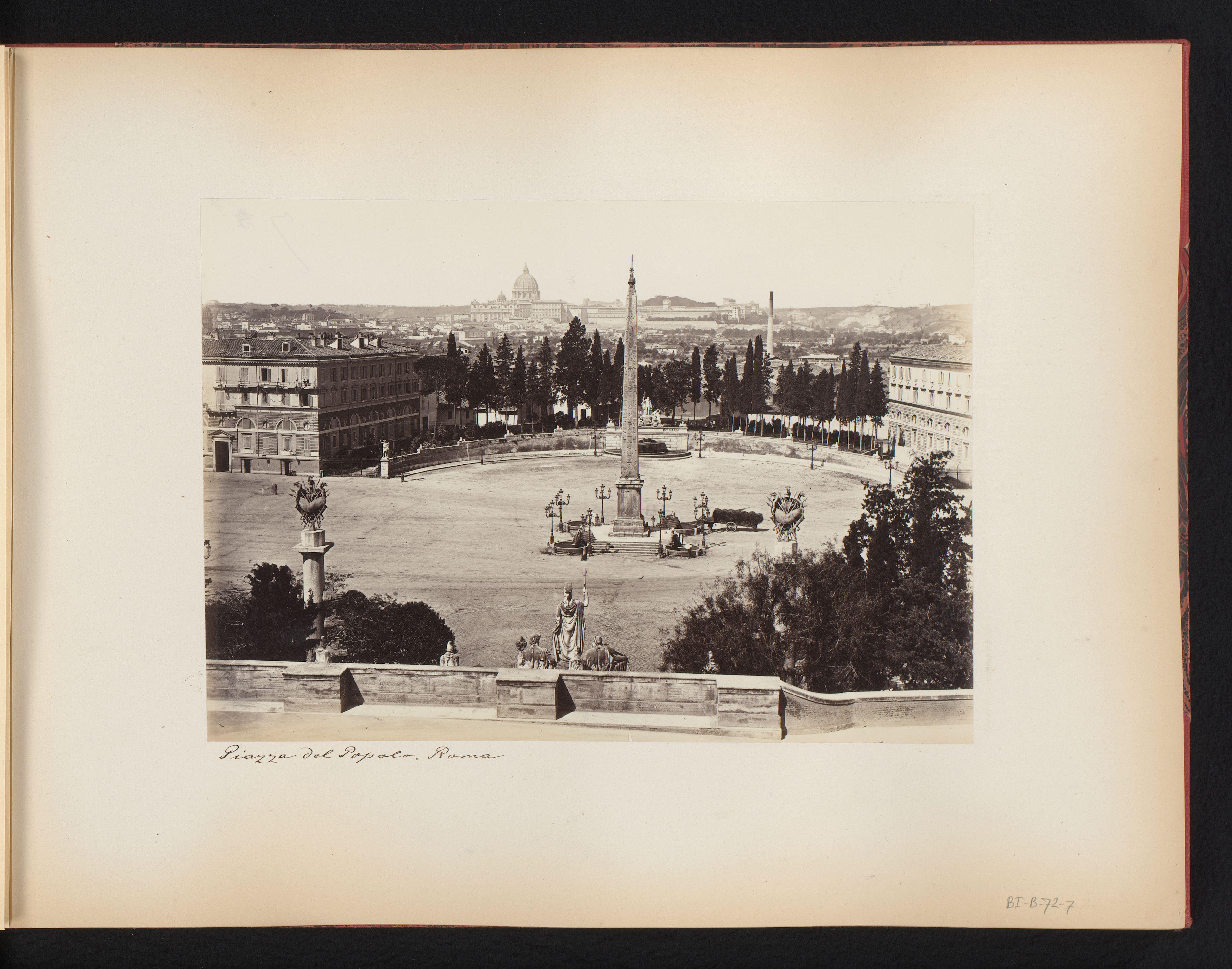 Piazza del Popolo te Rome, met de Sint-Pietersbasiliek op de achtergrond, Italië