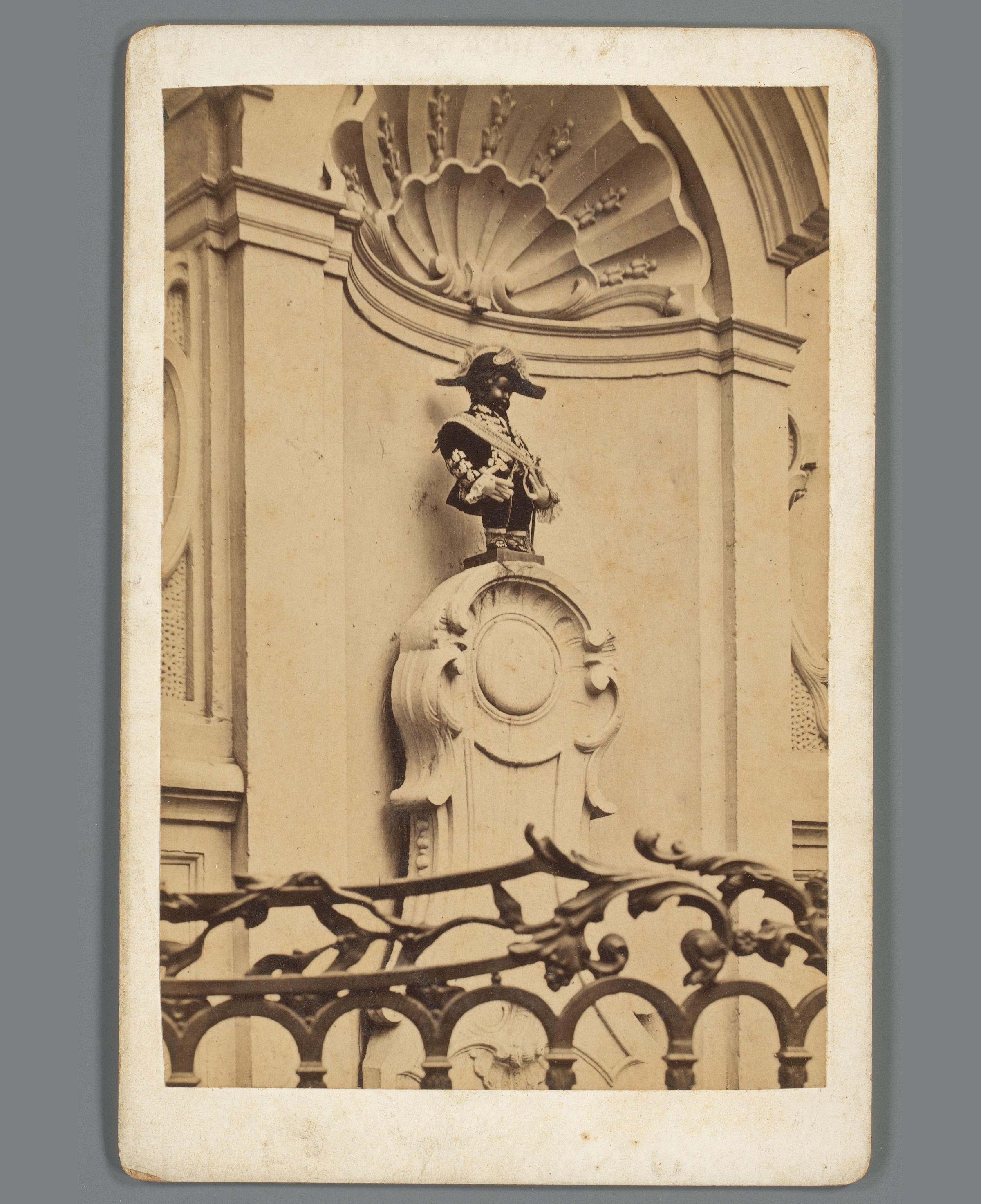 Manneken Pis, getooid in een legeruniform met steek, Brussel