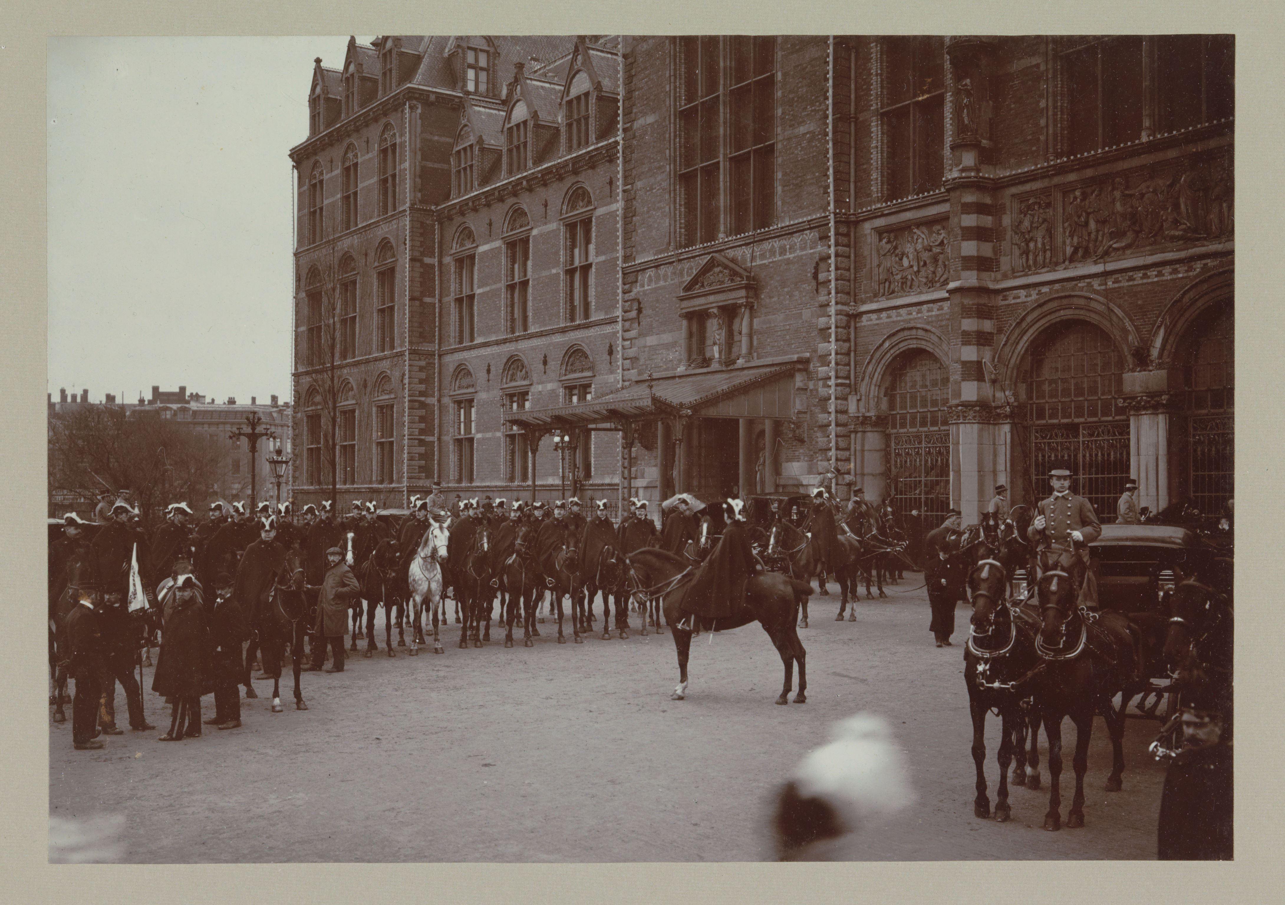 Ere-escorte van Amsterdamse burgers bij de inhuldiging van koningin Wilhelmina