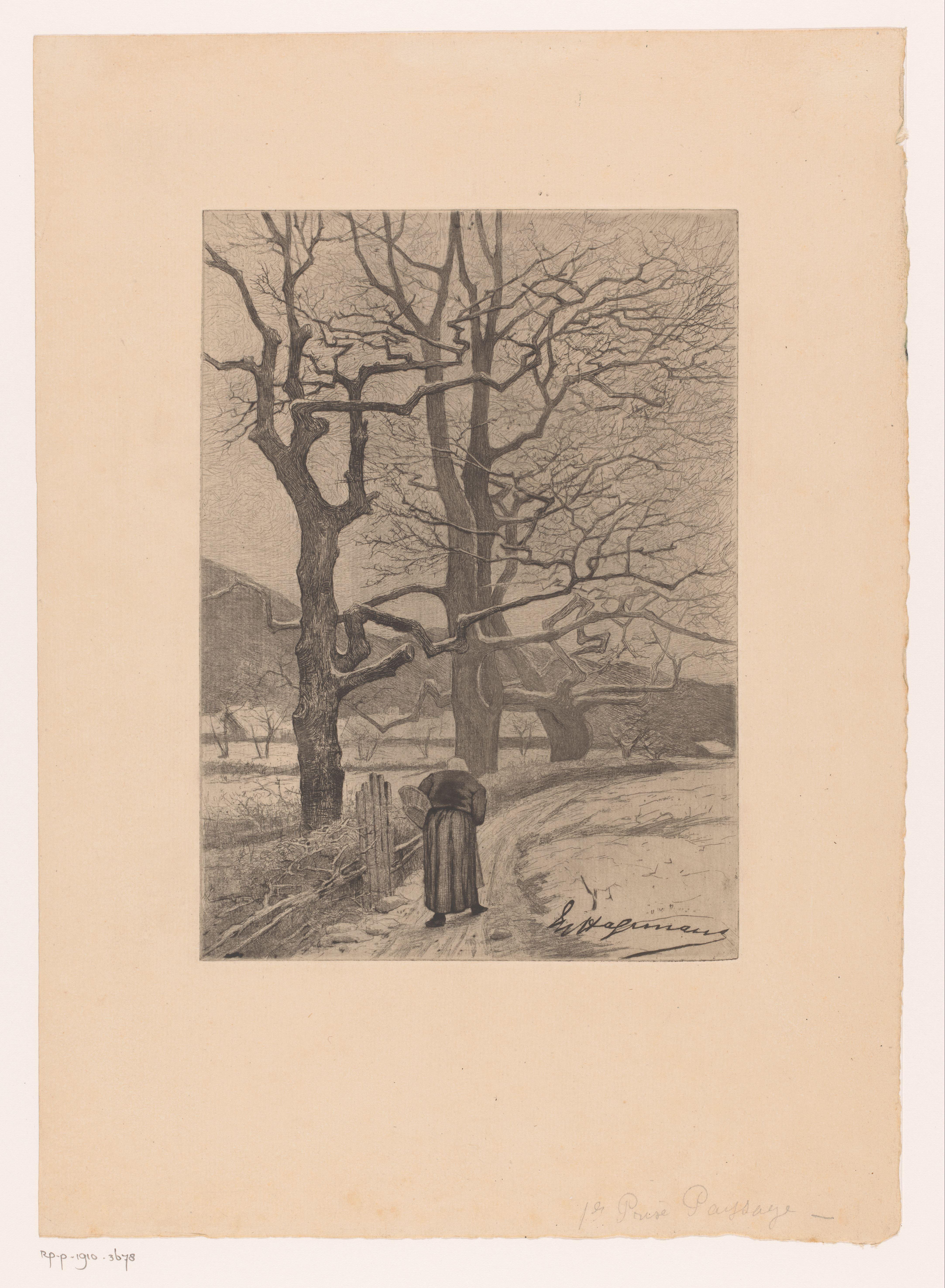 Winterlandschap met oude vrouw op een pad naar een dorp