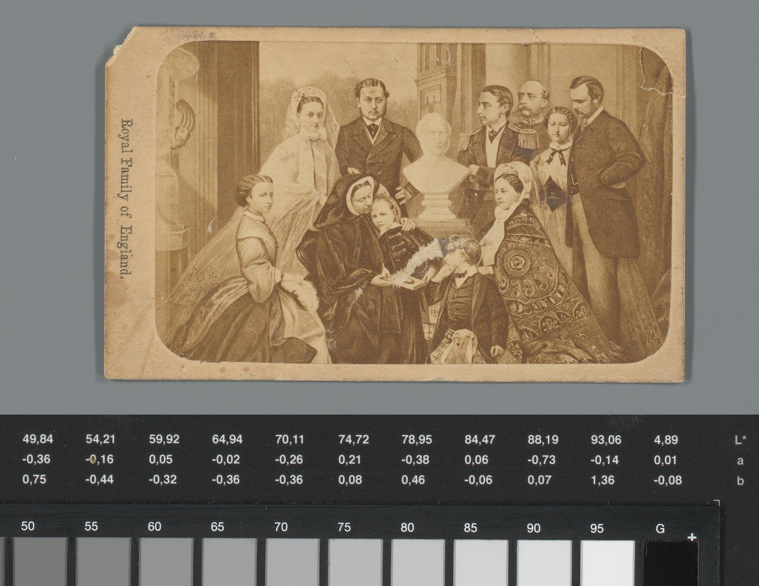 Fotoreproductie van een prent van de Britse Koninklijke familie met reclame voor warenhuis City of Paris, Chicago