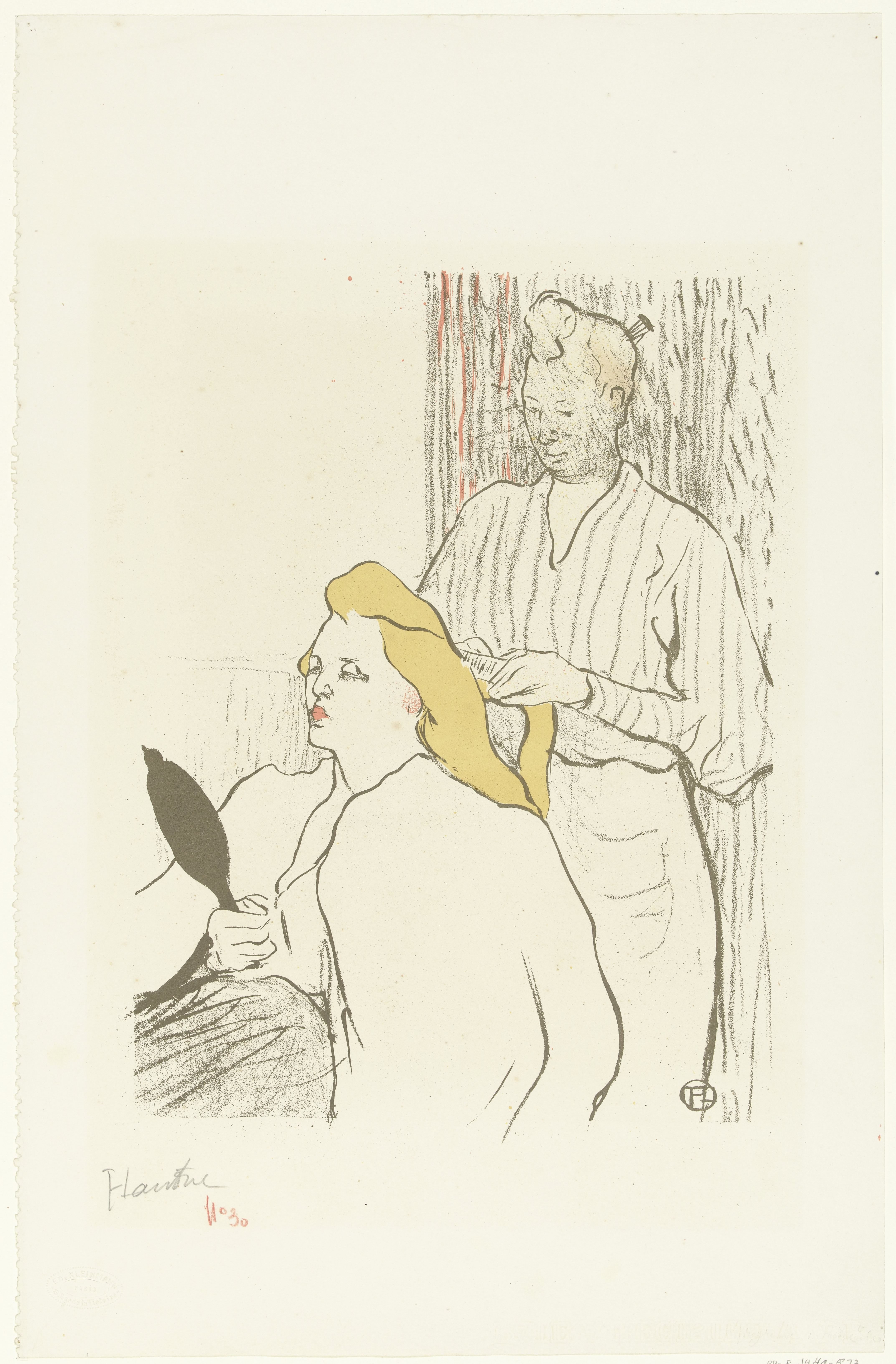 Kapster kamt haren van zittende vrouw met spiegel in hand