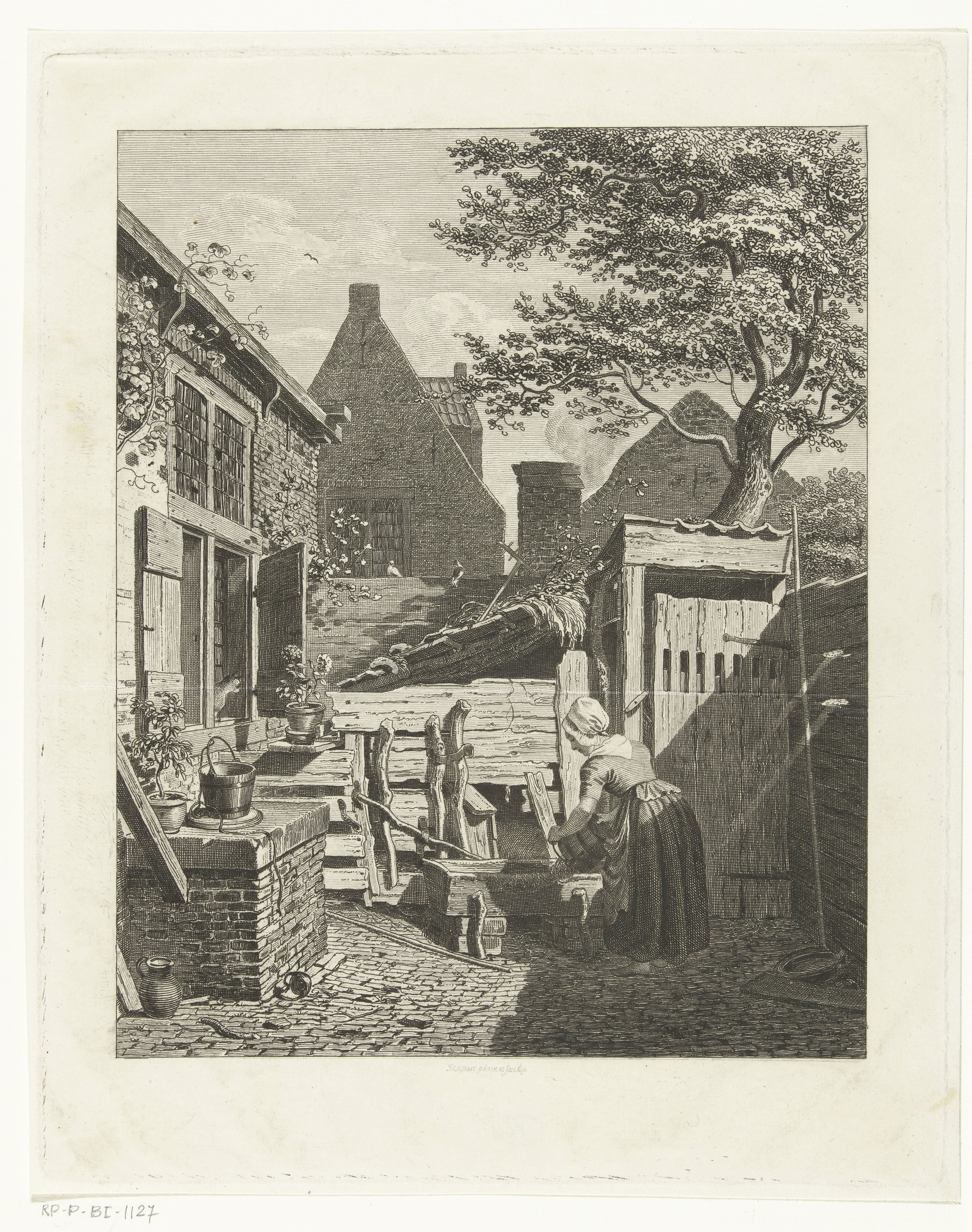 Binnenplaats met vrouw die trog vult bij hok van dier