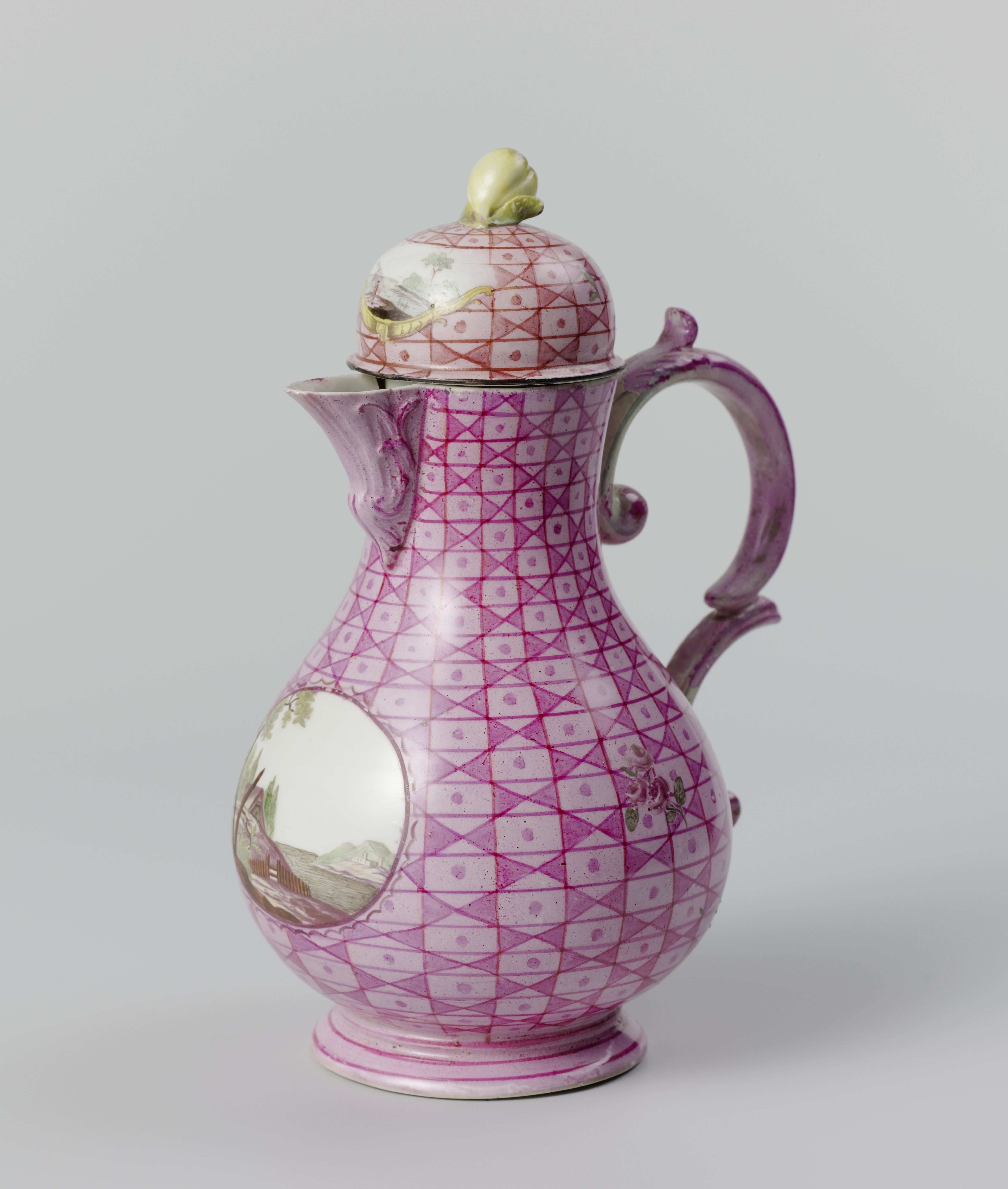 Theepot of koffiekan, polychroombeschilderd met een landschap in een medaillon uitgespaard in een geometrisch patroon