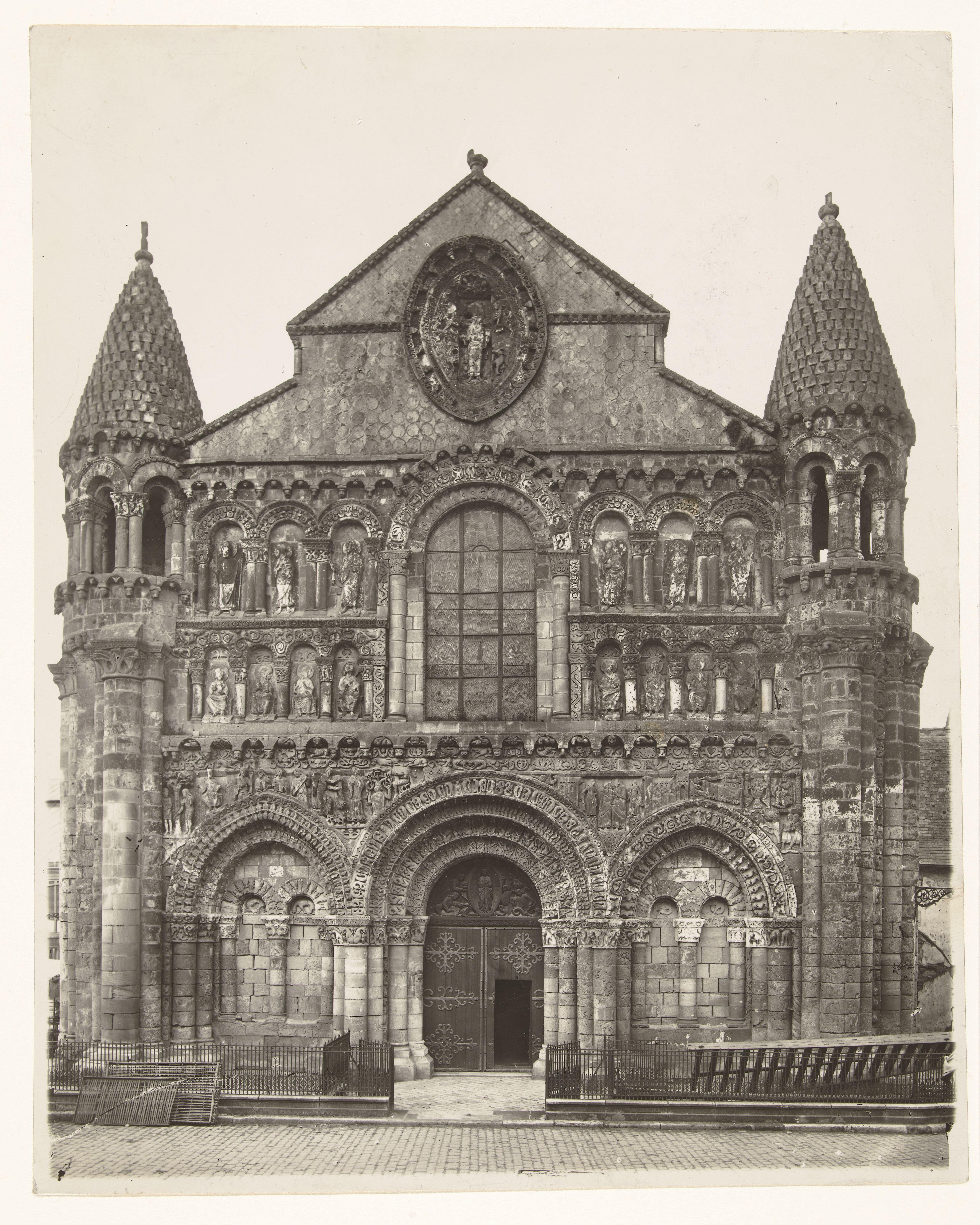 Gezicht op de Notre-Dame la Grande in Poitiers