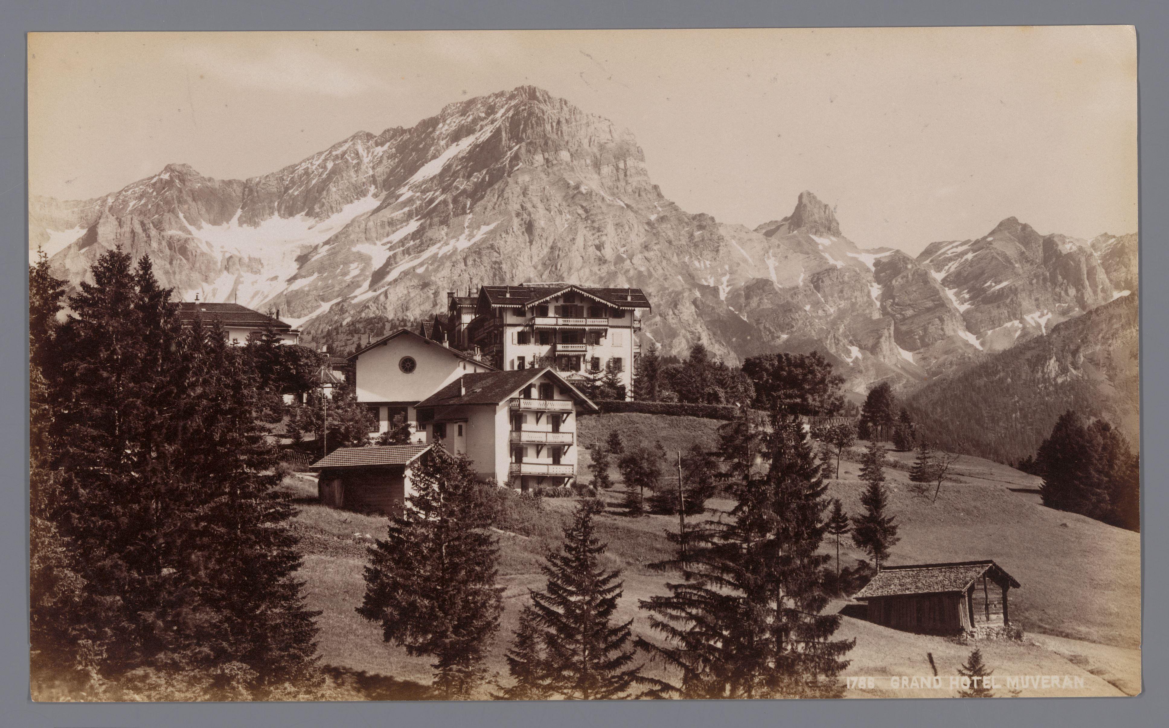 Gezicht op Grand Hotel Muveran aan de voet van de Muveran in Zwitserland