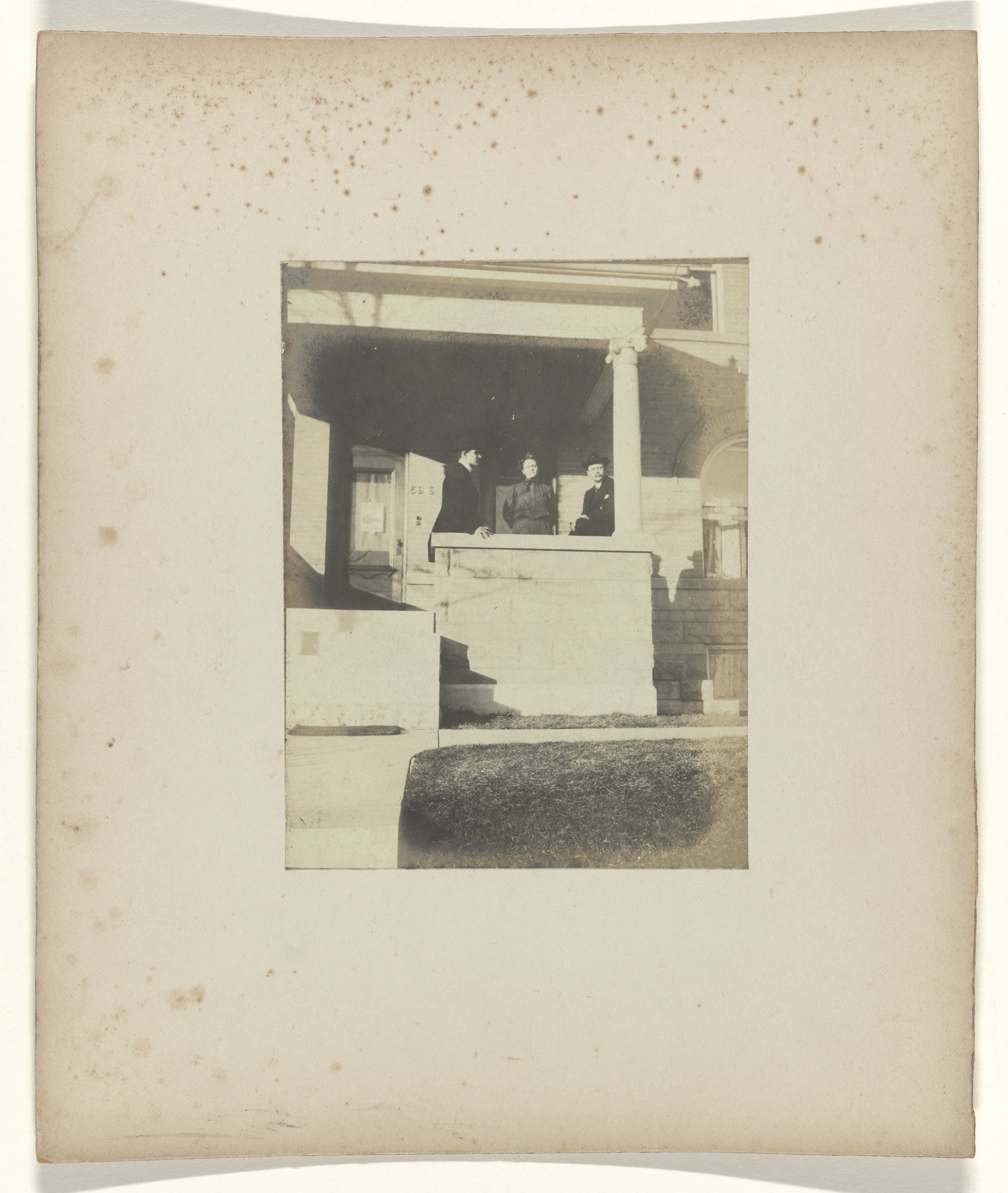 Jan C. Schüller, Backers en Mrs. McDermott op de galerij van Maple Arc 5919 tijdens de wereldtentoonstelling in St. Louis (Louisiana Purchase Exposition), 1904