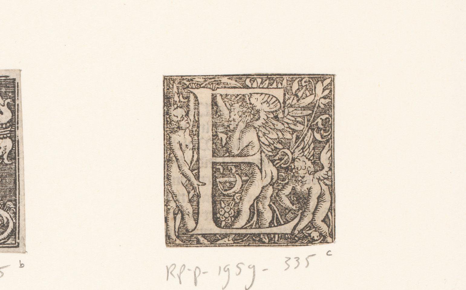 Versierde letter E met drie spelende putti