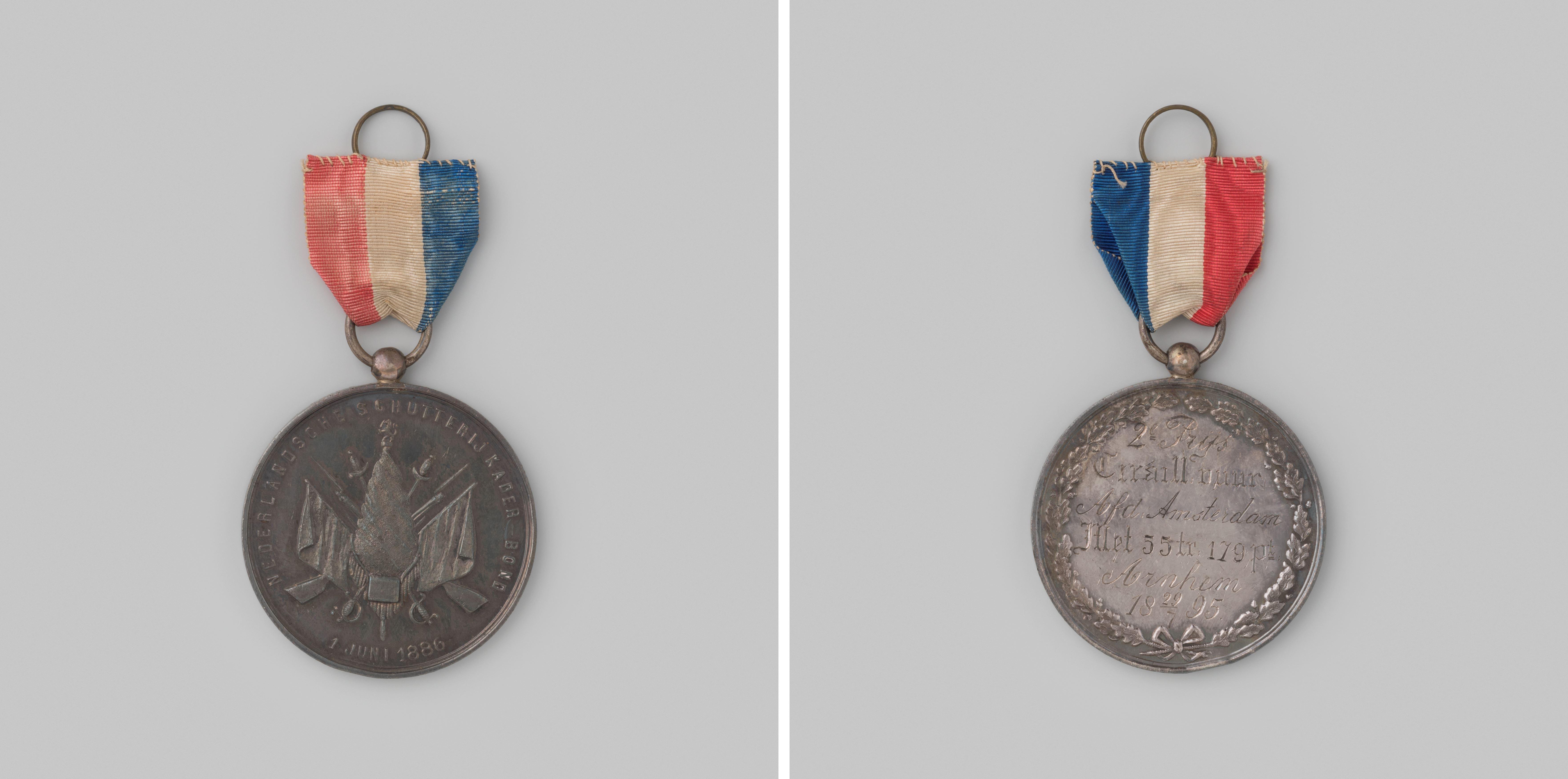 Prijspenning van de Nederlandsche Schutterij Kaderbond te Arnhem, 1895, behaald door de afdeling Amsterdam, salvovuur, eerste prijs