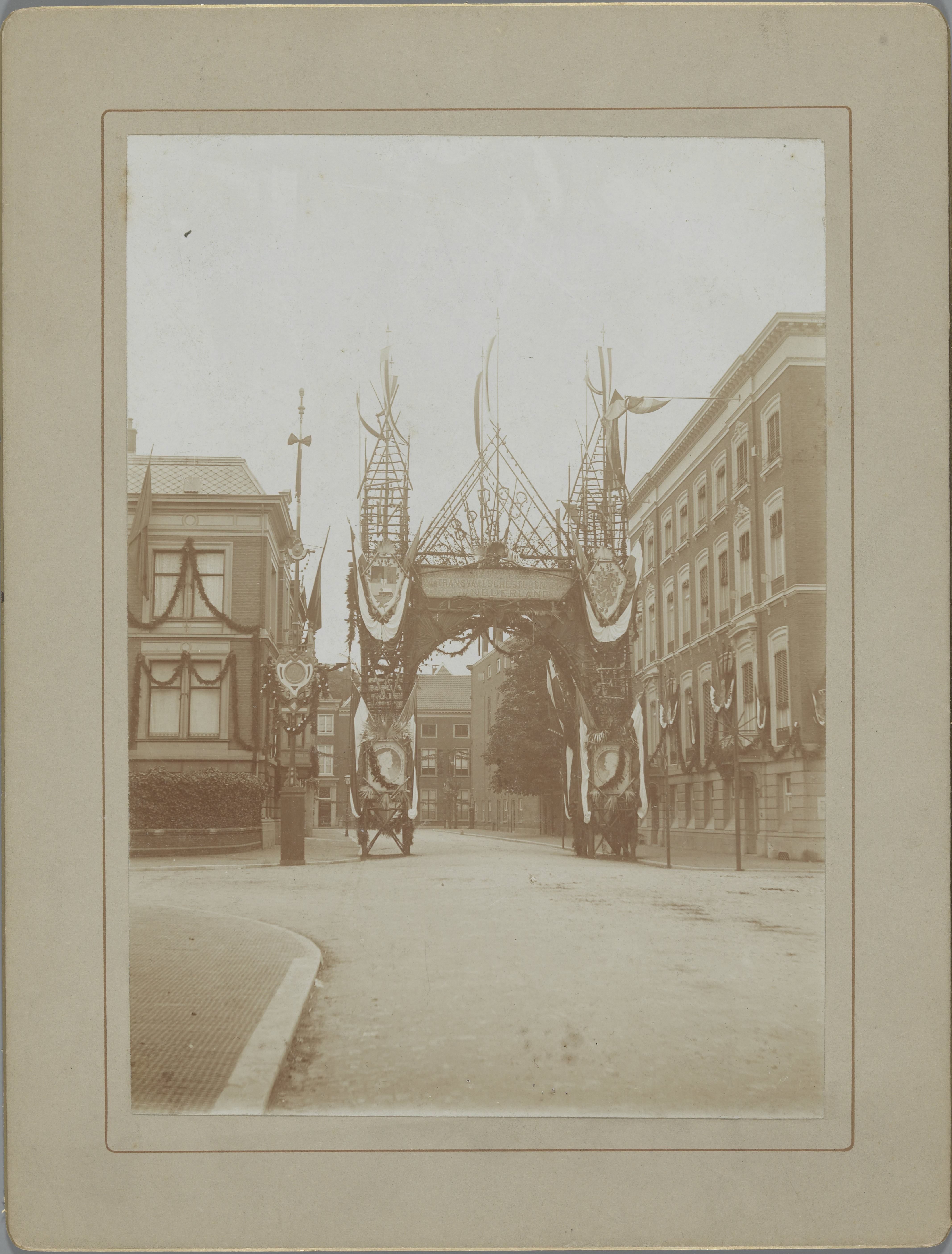 Versieringen in Den Haag ter gelegenheid van de inhuldiging van koningin Wilhelmina, 1898