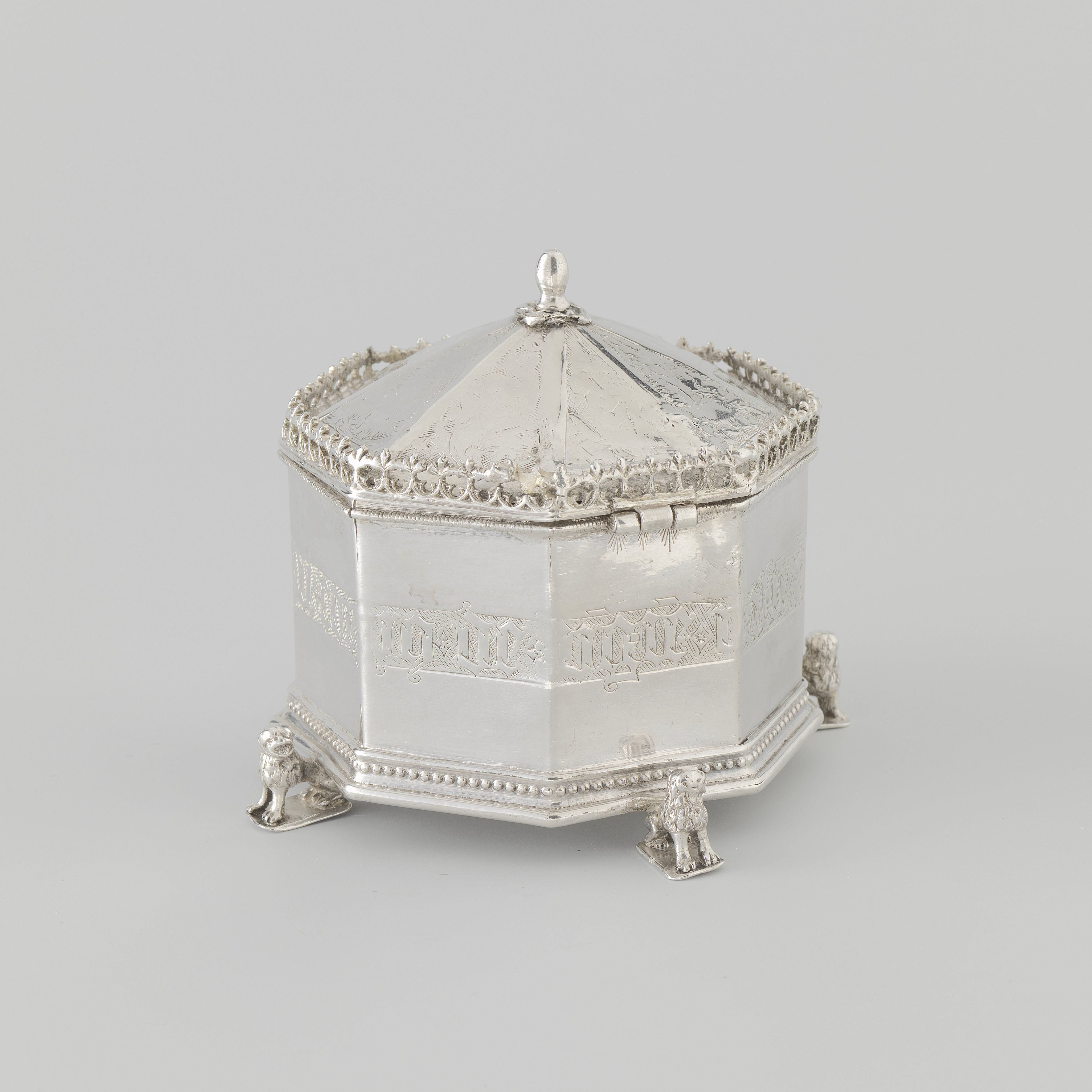 Communion host container or pyx