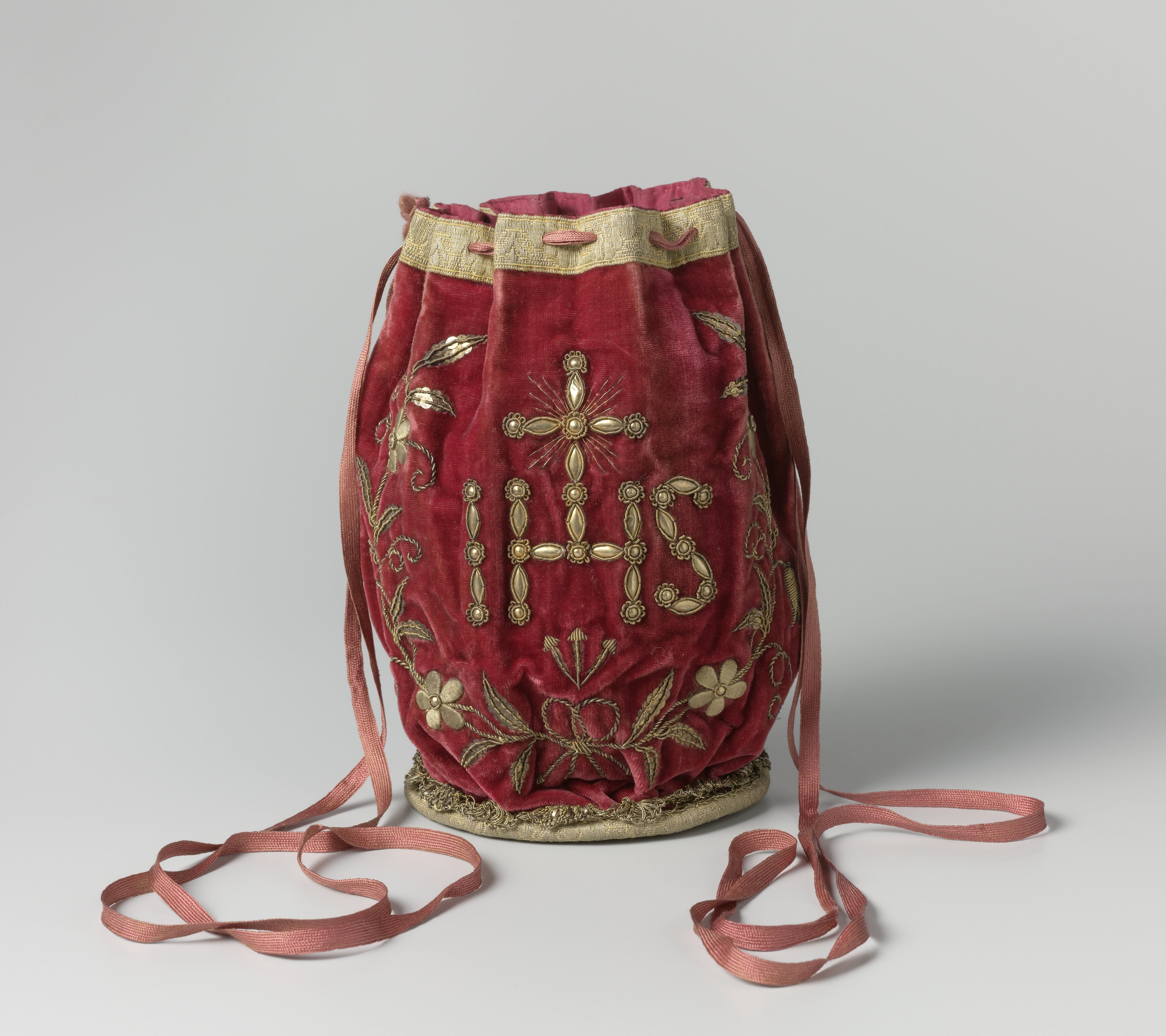Bursa van rood fluweel met IHS monogram in gouddraad geborduurd