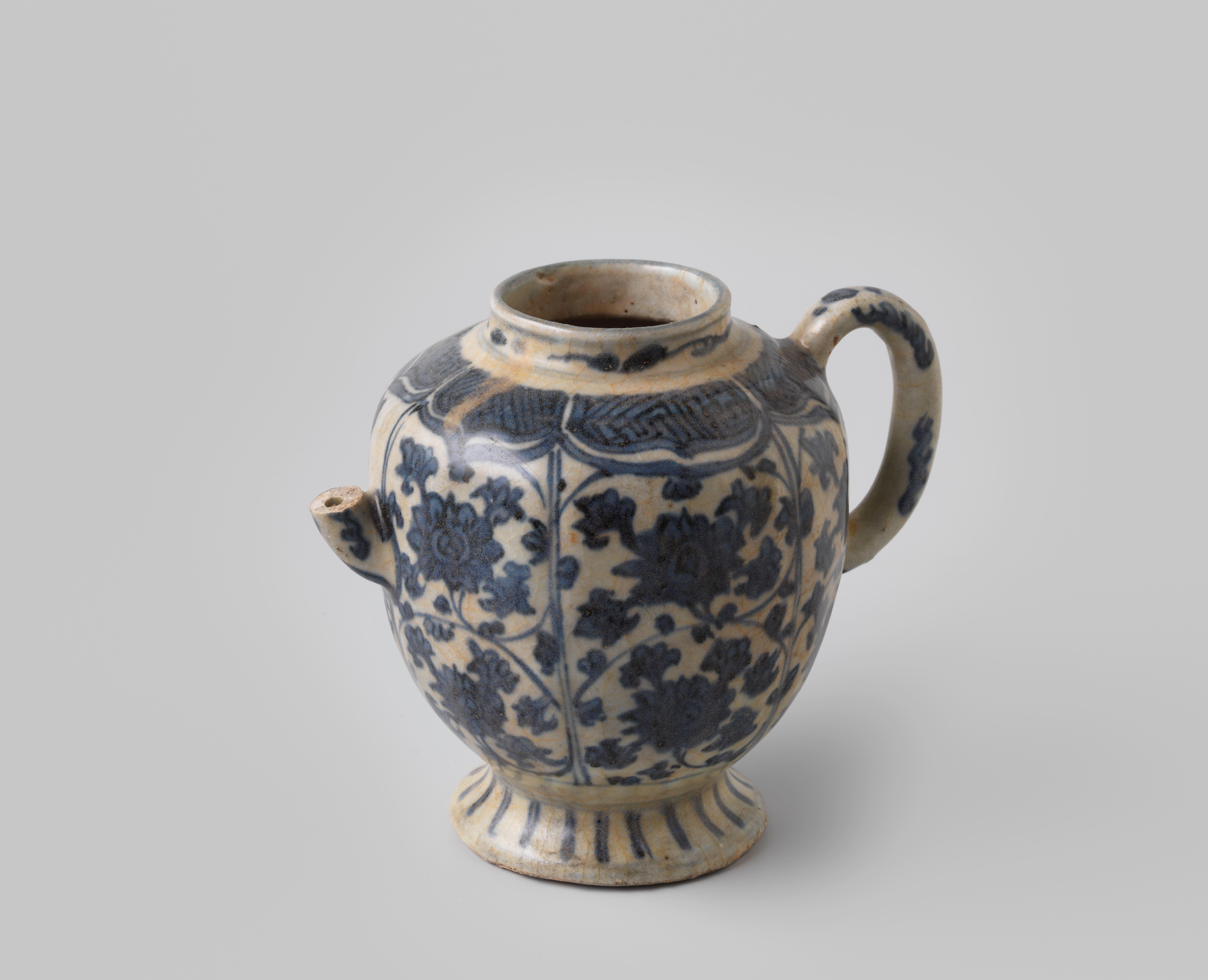 Winepot or kendi of Chinese porcelain from the wreck of the Dutch East Indiaman Witte Leeuw