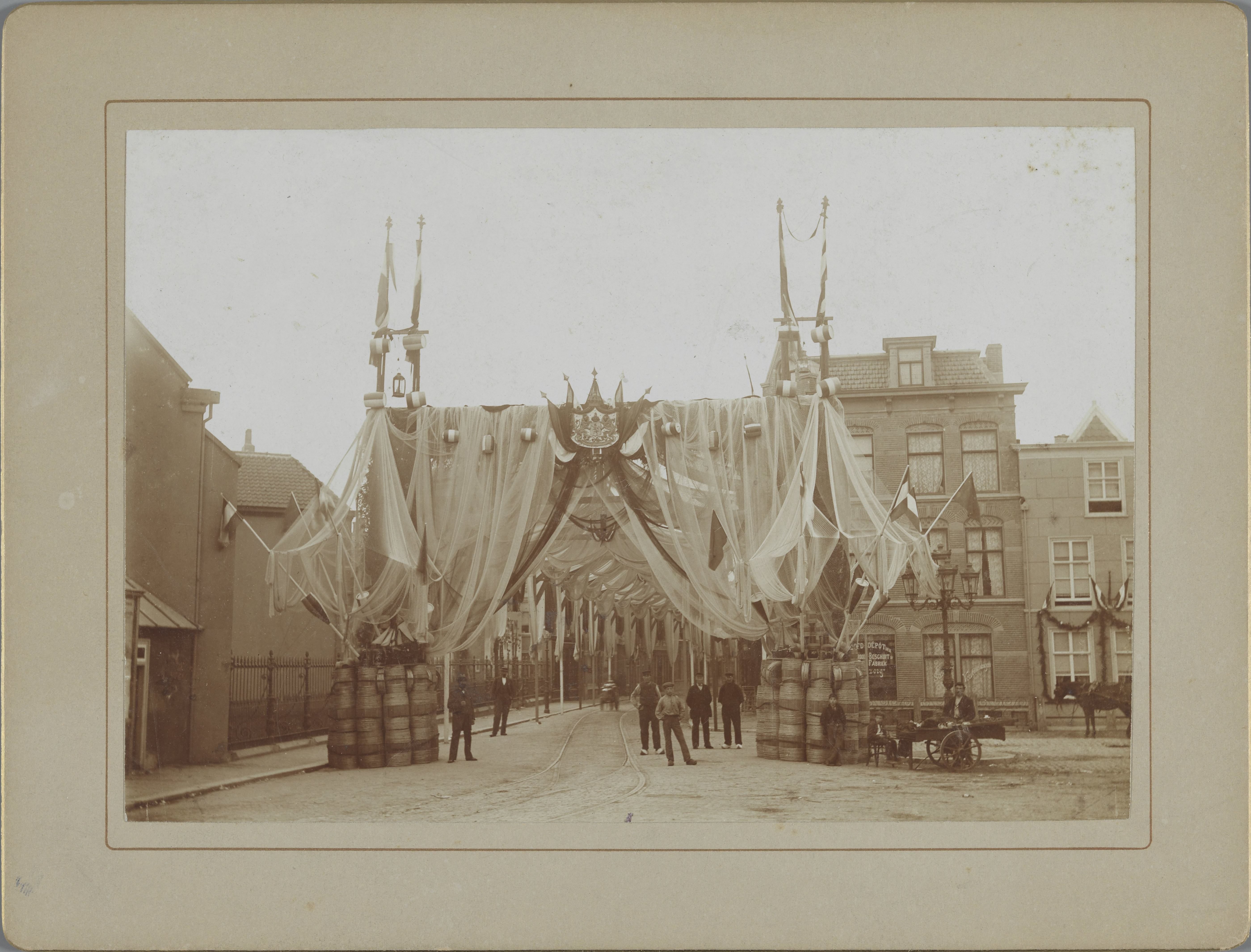 Versieringen in Scheveningen ter gelegenheid van de inhuldiging van koningin Wilhelmina, 1898