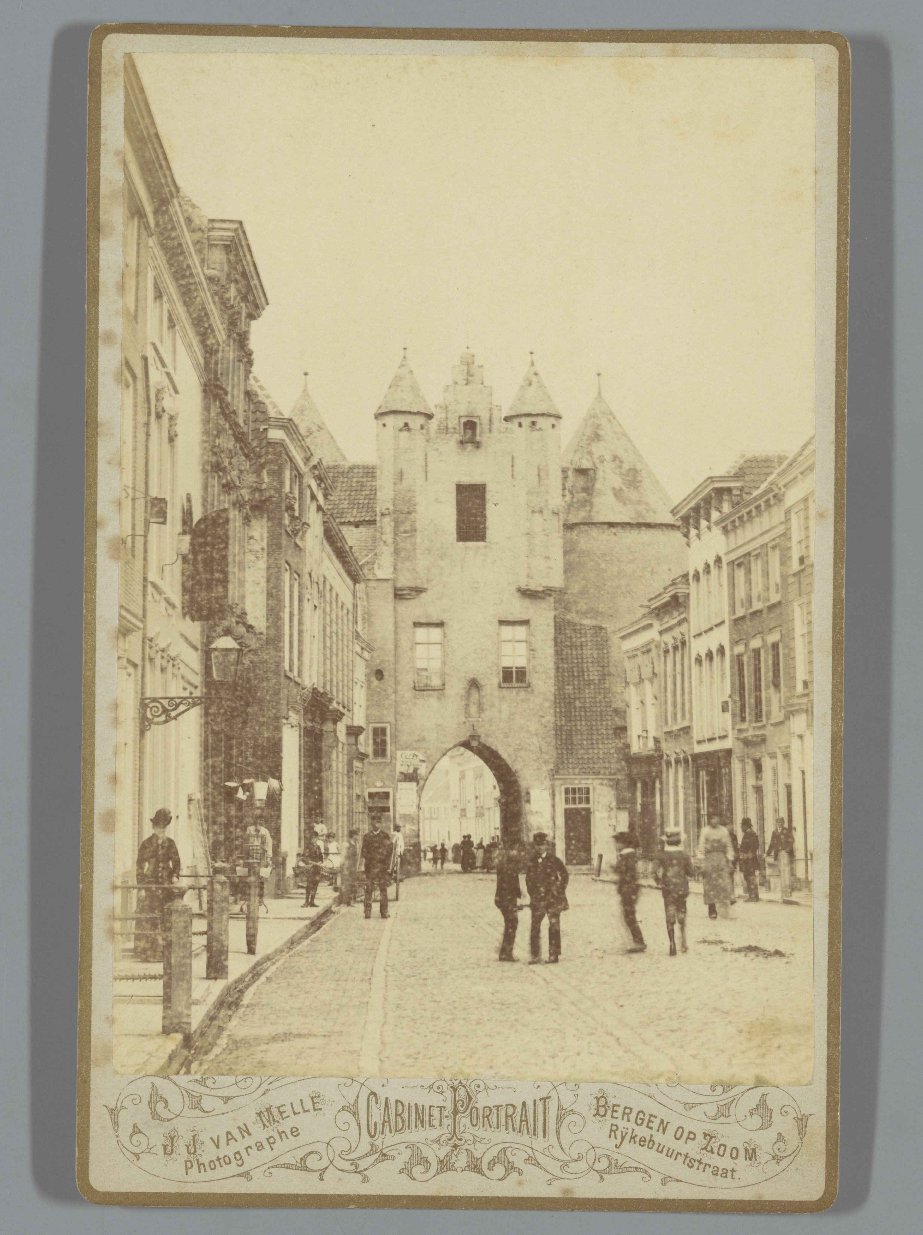 Lievevrouwepoort te Bergen op Zoom, gezien vanuit de Lievevrouwestraat