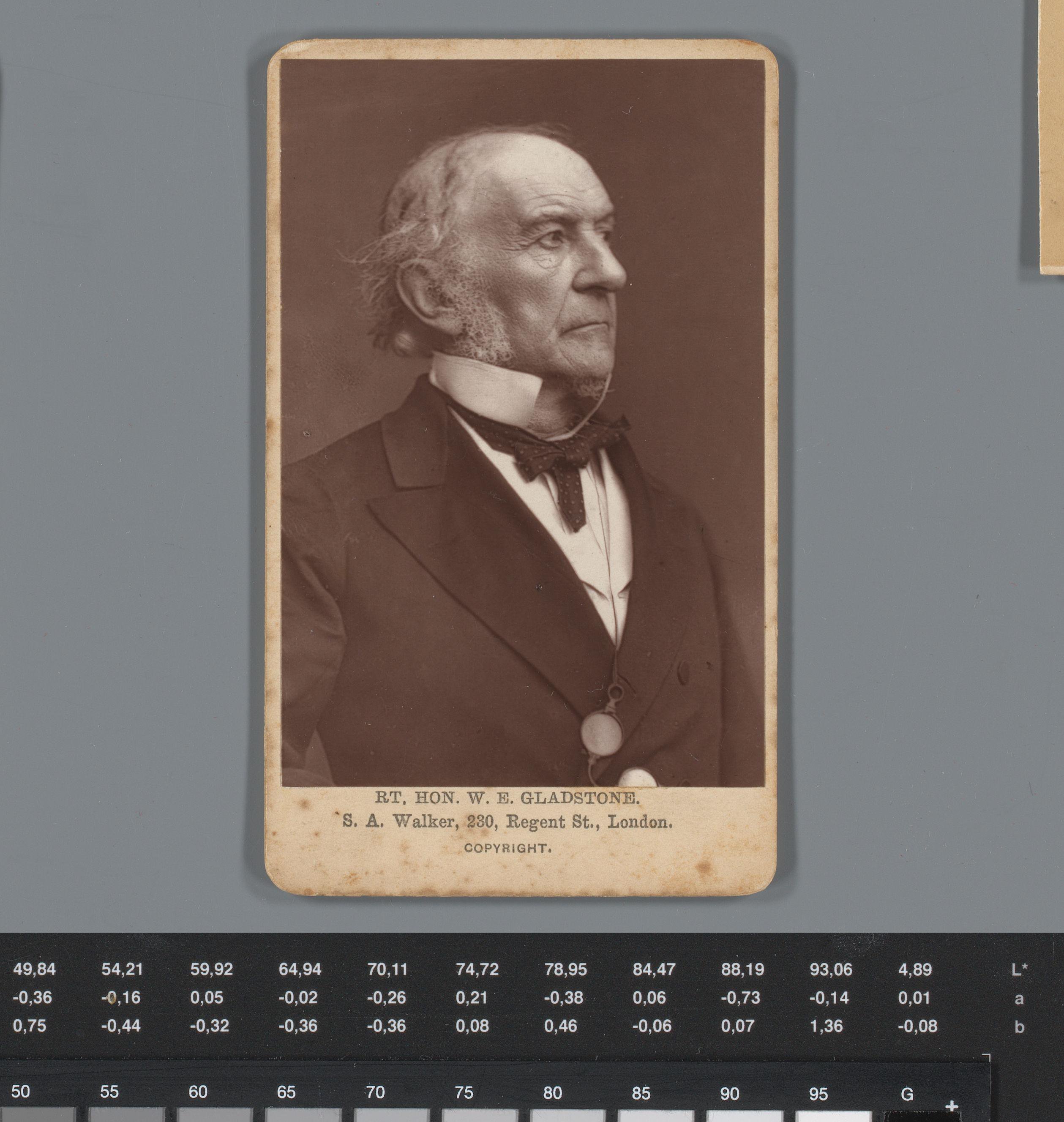 Reclame voor verschillende winkels in Edinburgh met een portret van William Ewart Gladstone