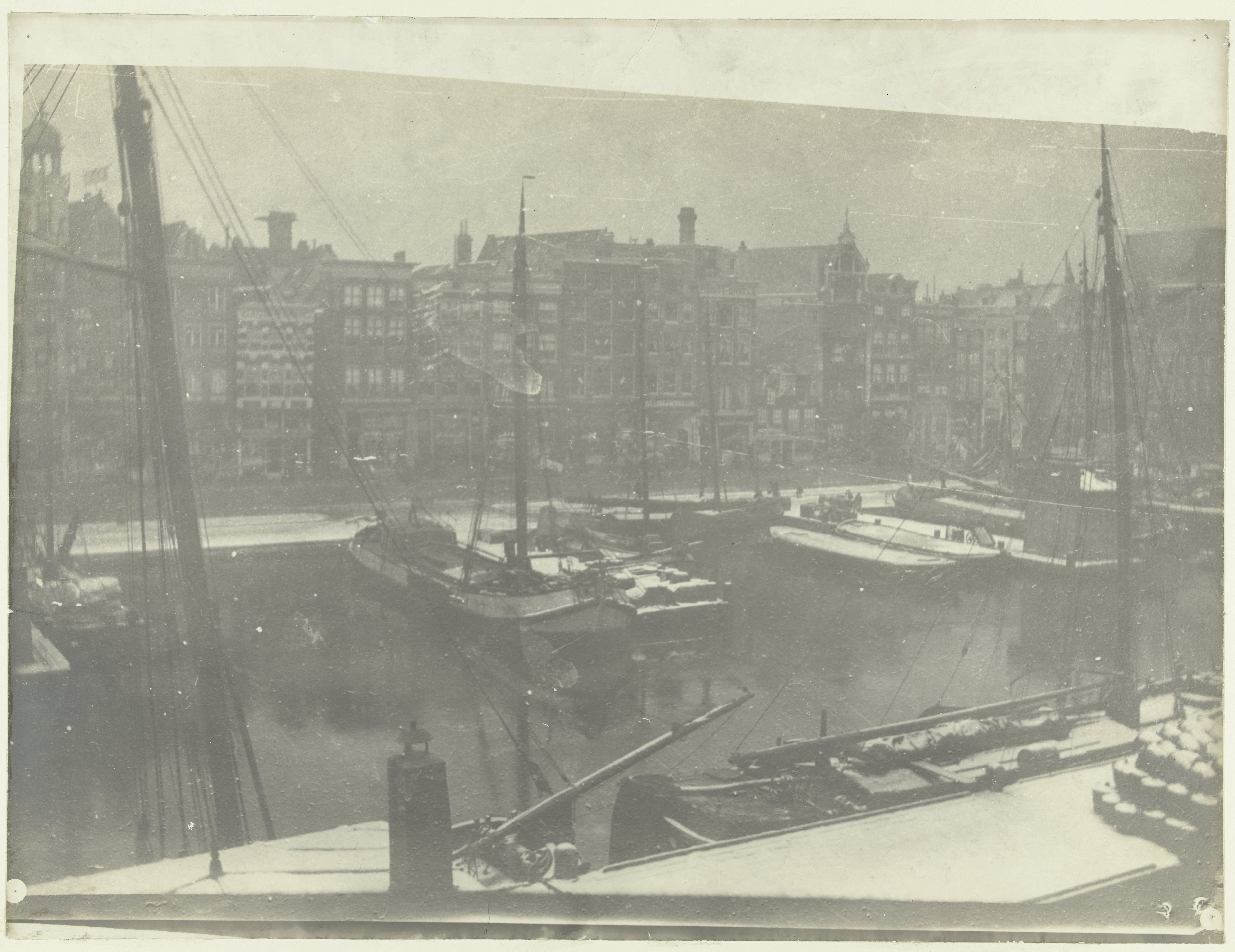 Schepen aan het Damrak te Amsterdam