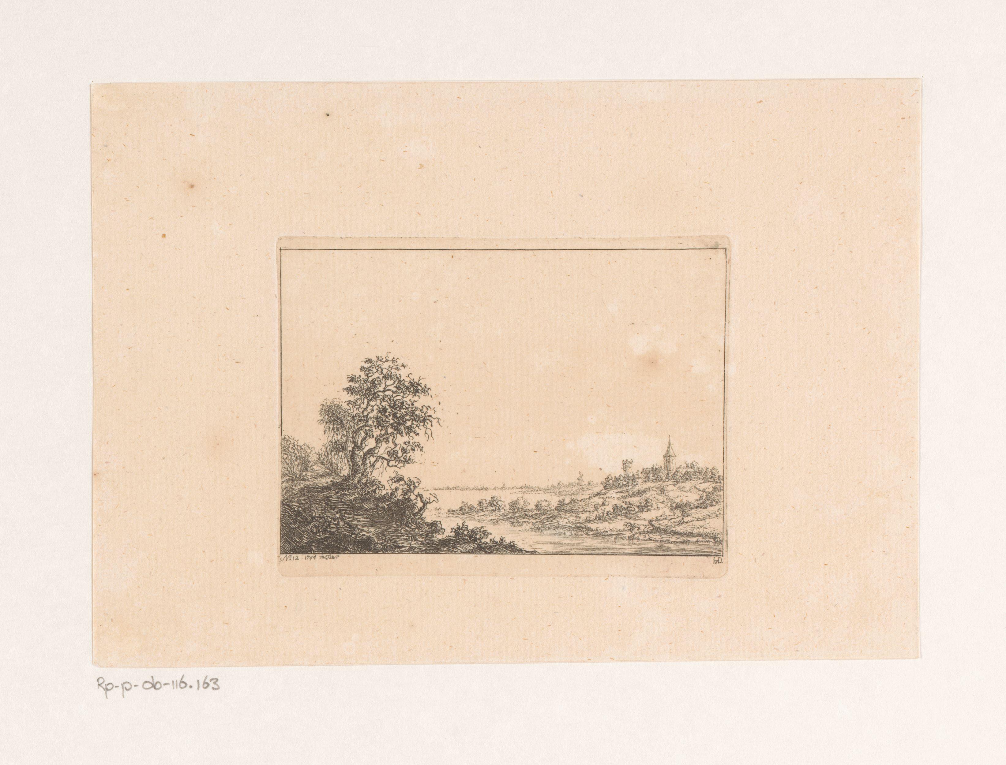 Rivierlandschap met dorp op de achtergrond