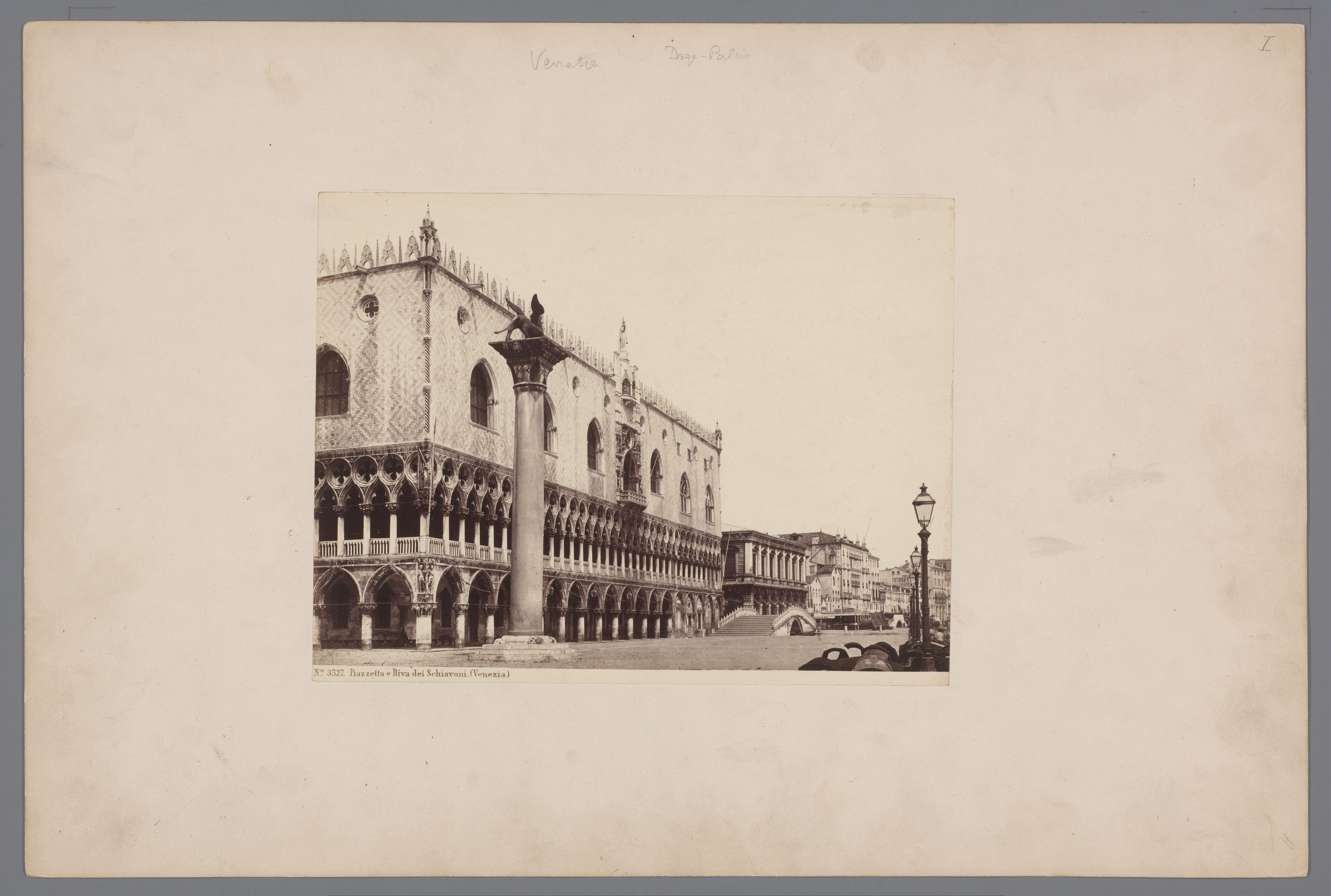 Gezicht op de Piazzetta en Riva dei Schiavoni te Venetië, Italië