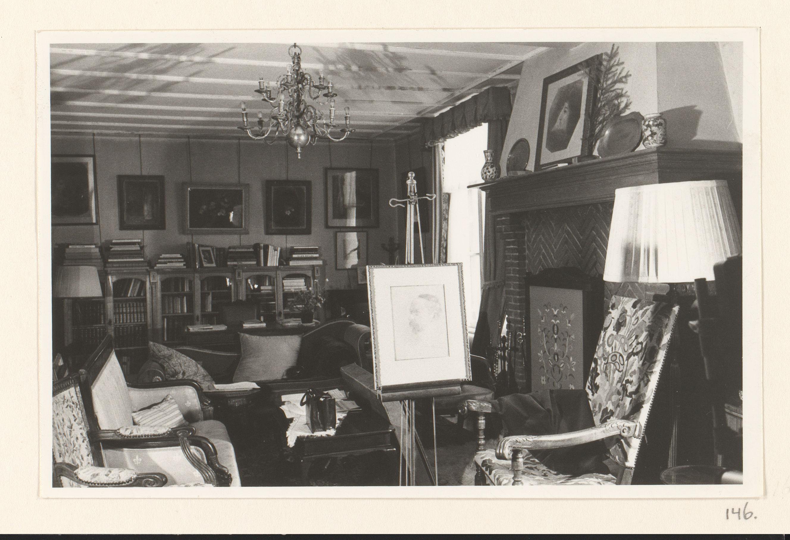 Interieur van het huis Groot Have te Almen, met op de ezel een portret van Andries Bonger in rood krijt door Odilon Redon