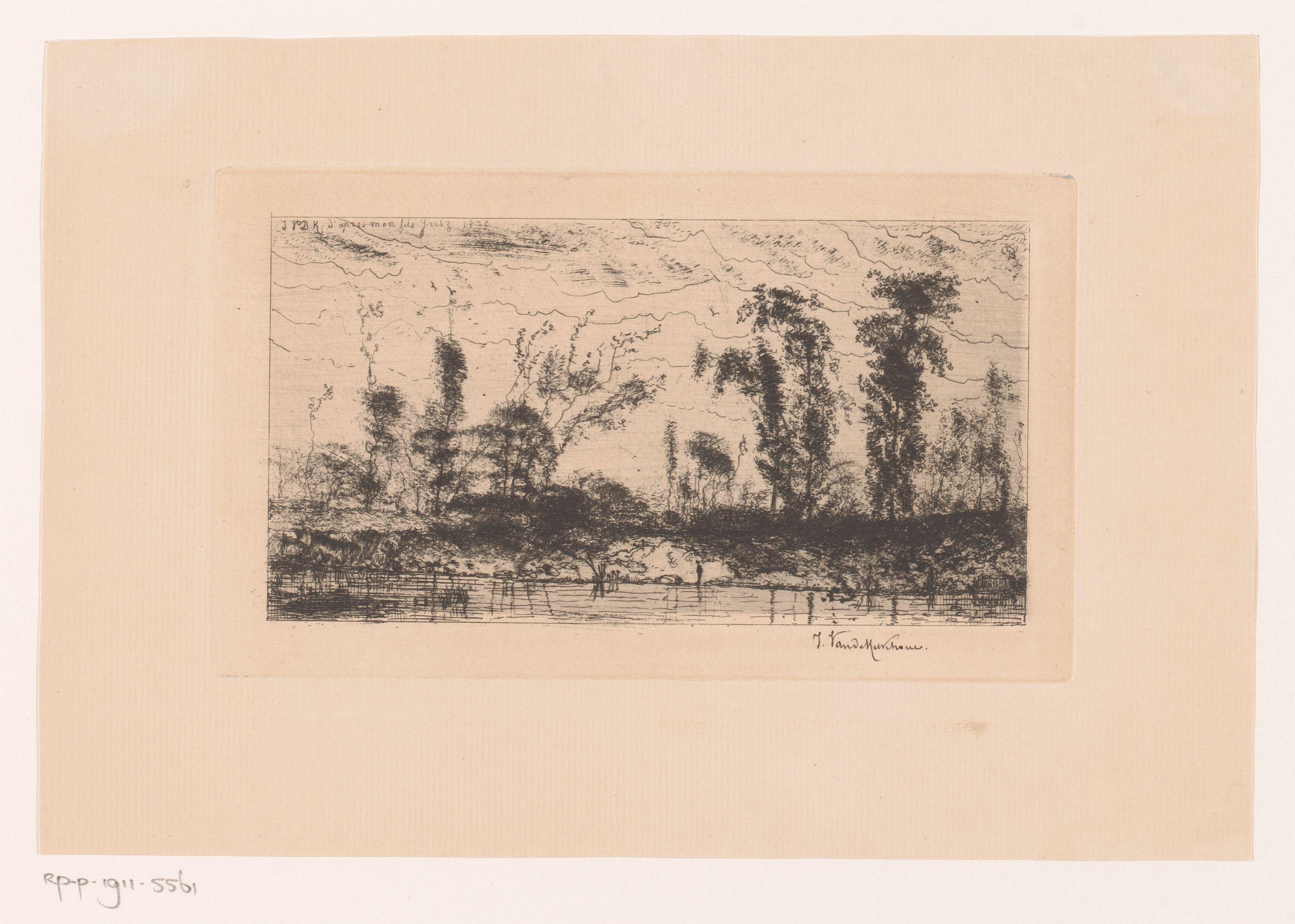Figuur op de oever van een rivier met bomen op de achtergrond