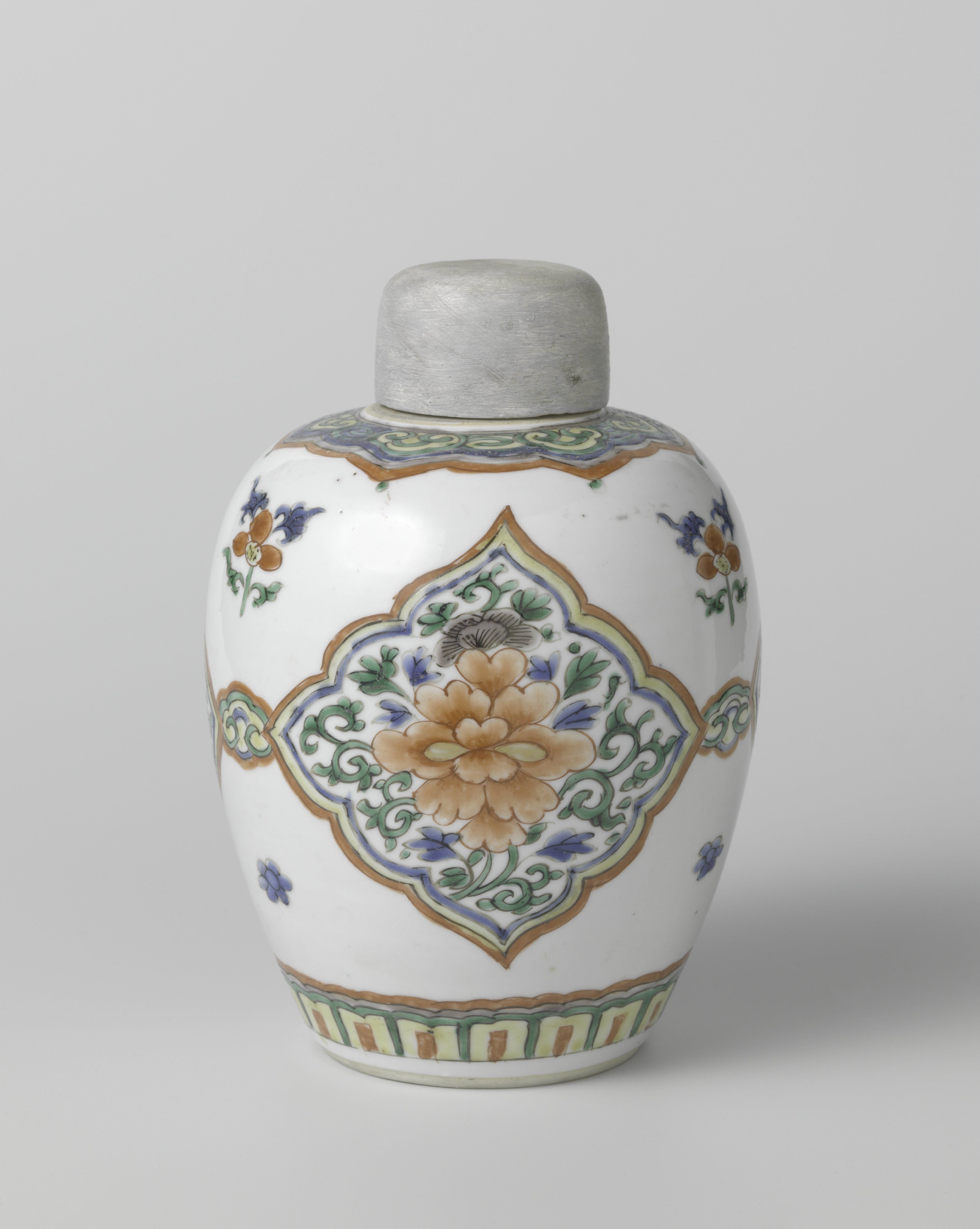 Covered jar with ruyi-heads and flowers