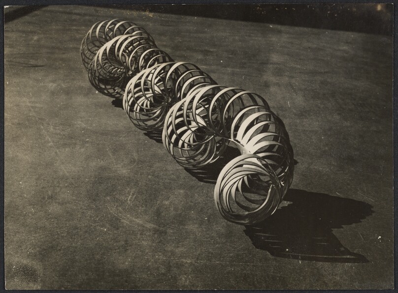 [Feuille de métal (Sheet Metal Sculpture)]
