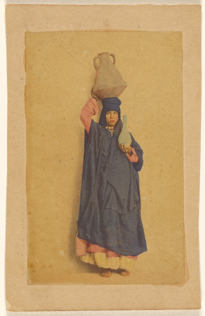 Femme portant des cruches d'eau