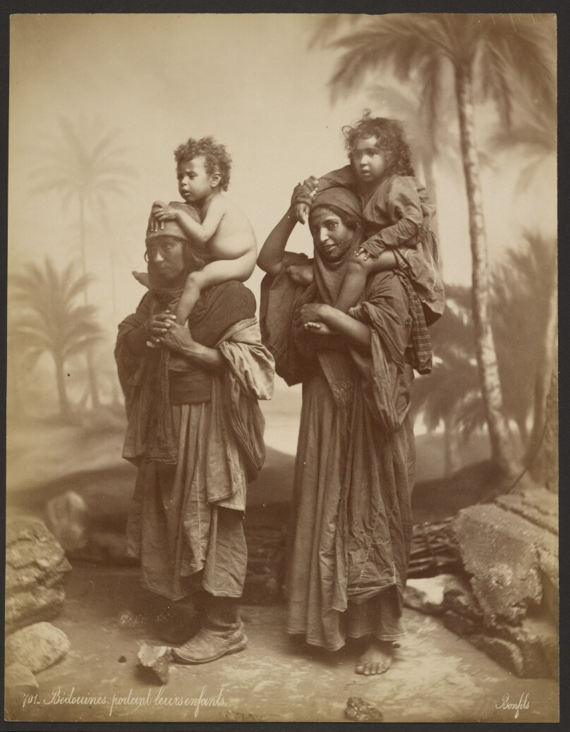 Bedouines portant leurs enfants