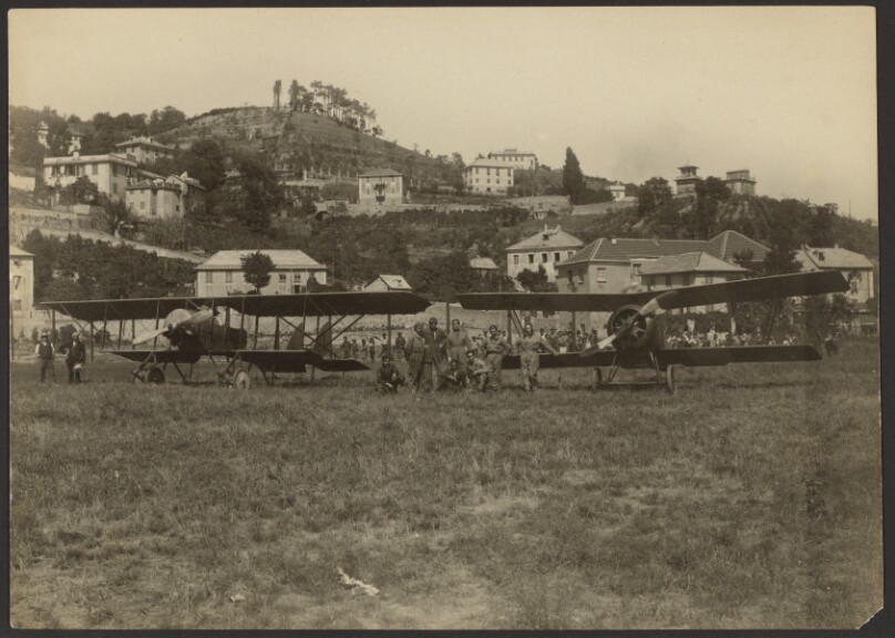 [Group between two airplanes]