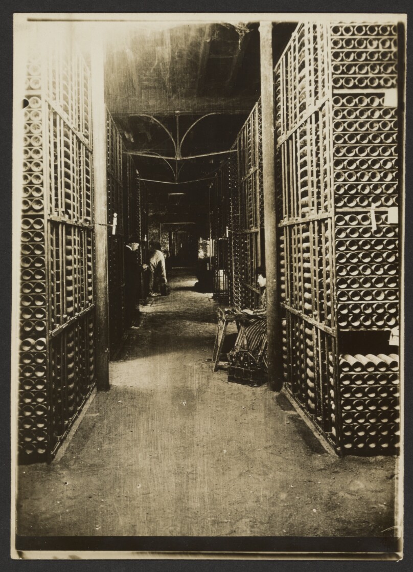 [Les Vins de France. Les caves bordelaises. Les casiers à bouteilles.]