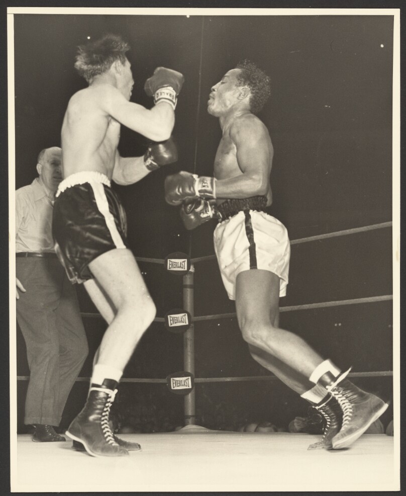 [Two unidentified boxers fighting]