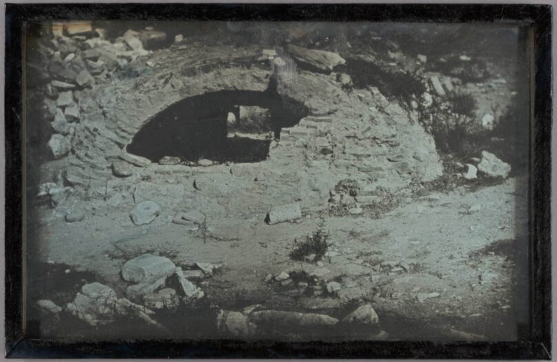 Athènes. T.[emple] de Min.[erve] Poliade (1er plans) / [Cistern opening at the foot of the Erectheion, Acropolis, Athens.]