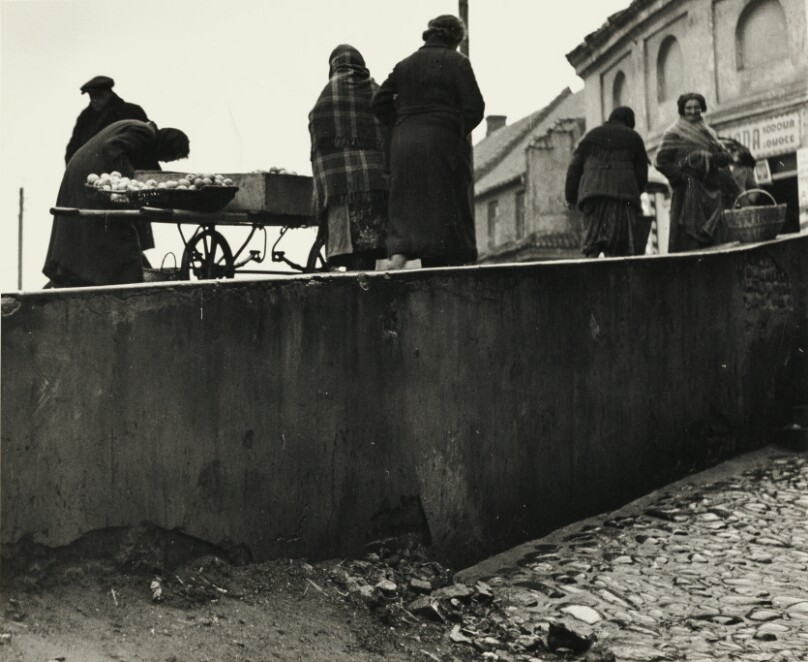 Jewish women trading on the ancient city wall of Lublin