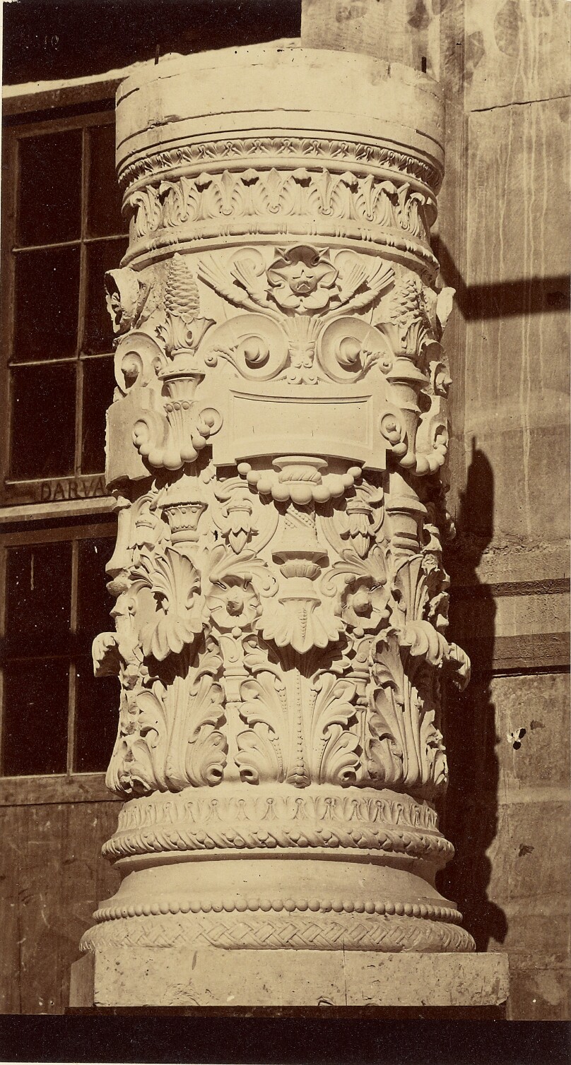 Colonnes du grand foyer. Base et fut.