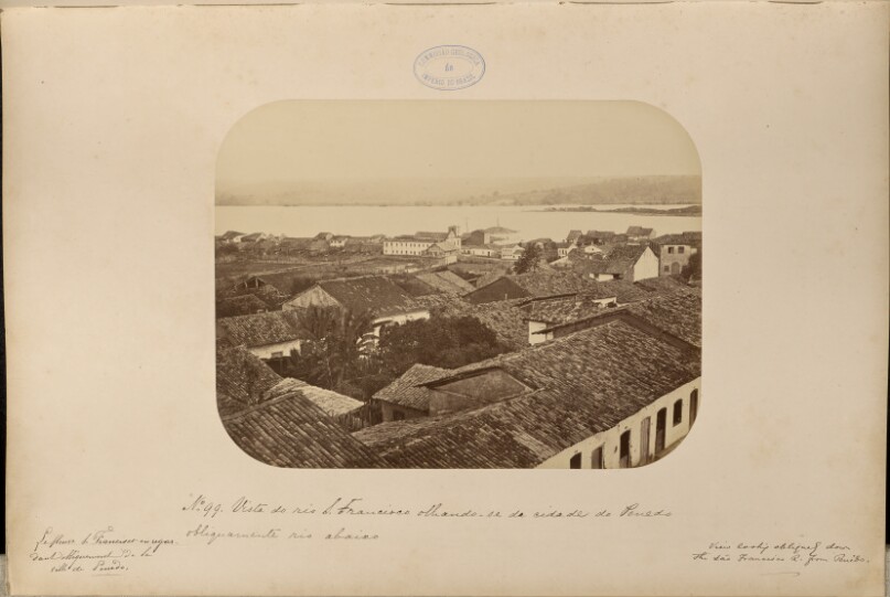 Vista do rio São Francisco olhando - se de cidade do Penedo obliquamente rico abaixo