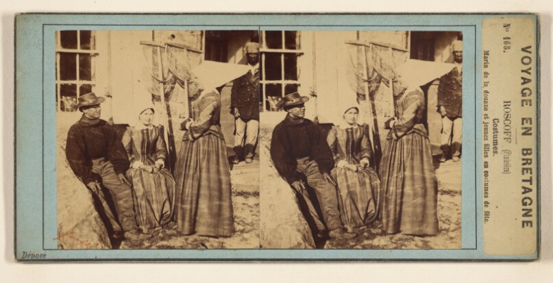 Voyage en Bretagne. Roscoff (Finistere) Costumes. Marin de la douane et jeunes filles en costumes de fete.
