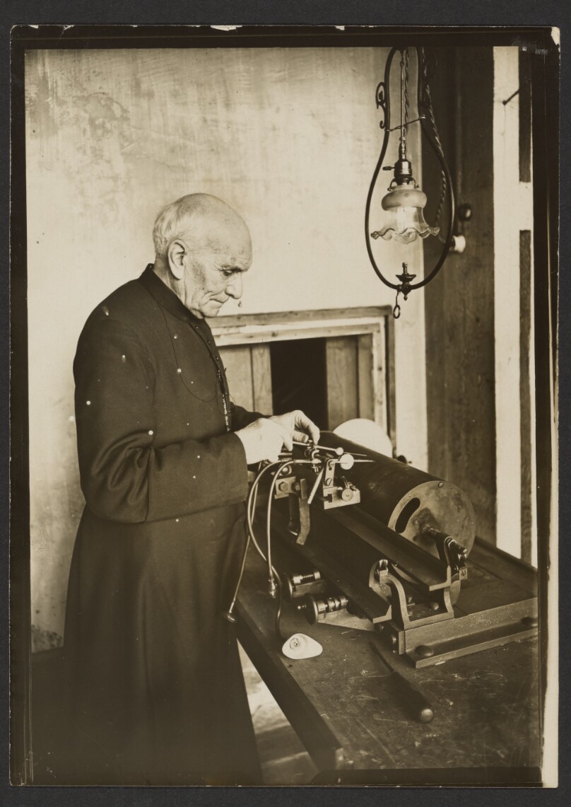 [L'abbe Rousselot faisant fonctionner une enregistreur a turbines de son invention]