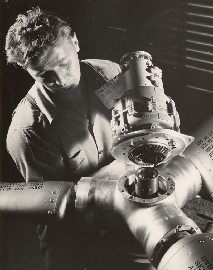 Fitting of pitch-regulating motor on propeller