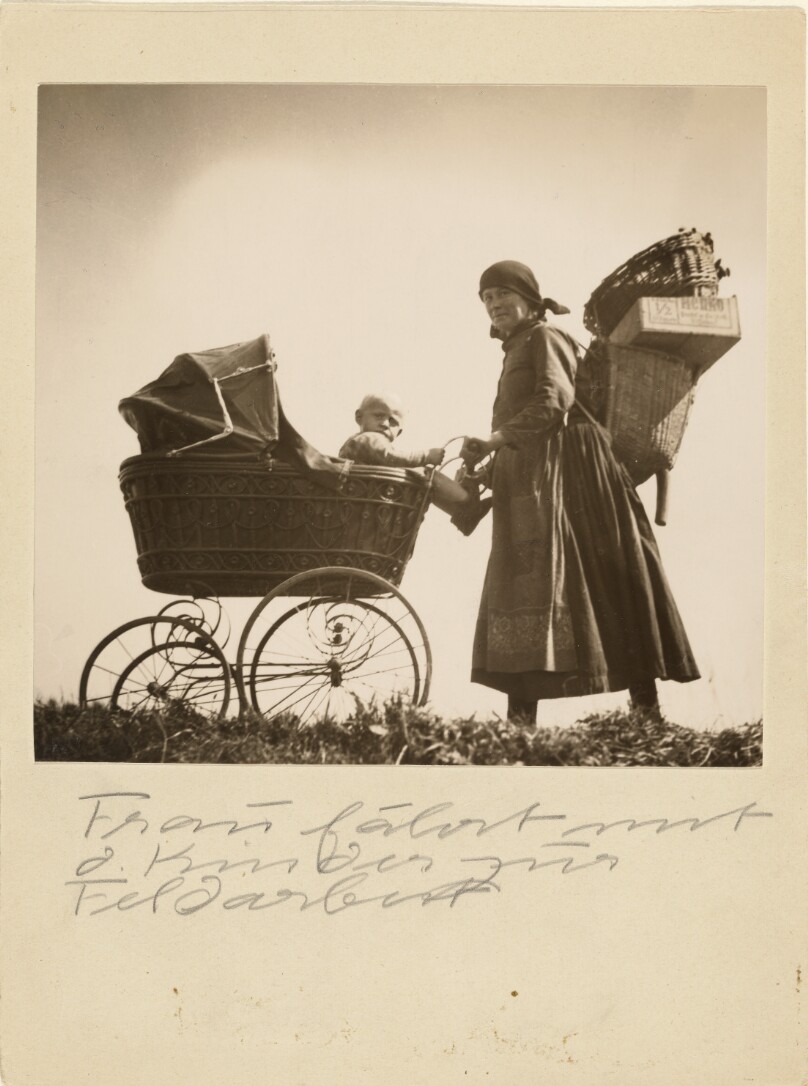 Frau fahrt mit den Kindern zur Feldarbeit