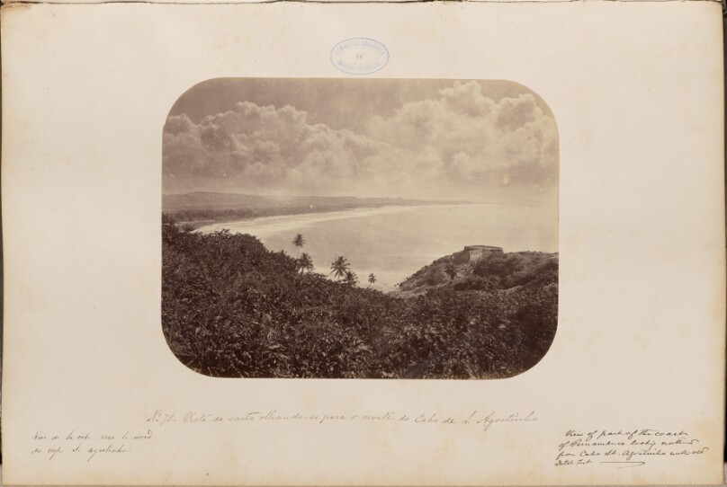 Vista da costa olhando - se para o monte do Cabo de Santo Agostinho