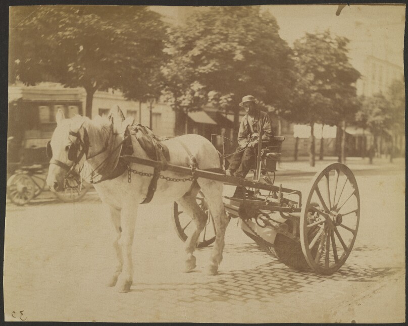 [Balayeuse tirée par un cheval]