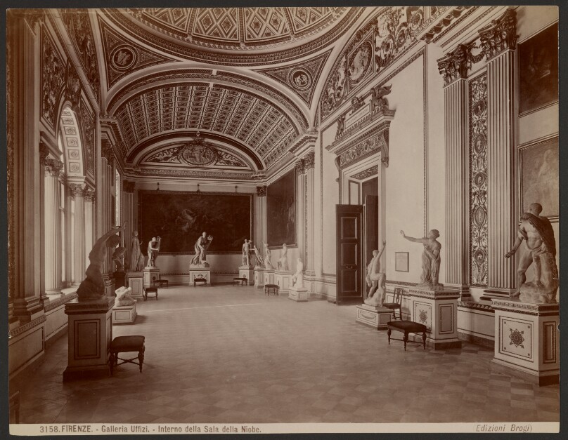 Firenze - Galleria Uffizi - Interno della sala della Niobe