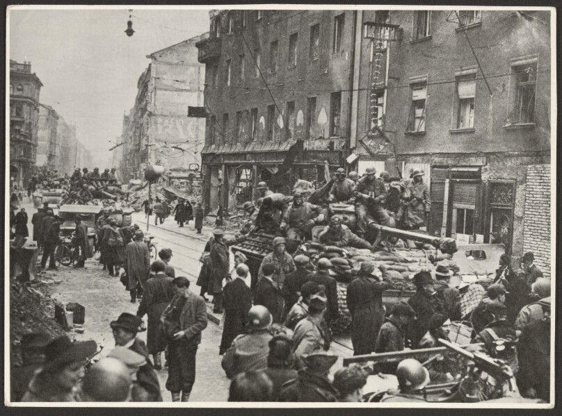 Eroberung Munchens - Amerikanische Panzer rollen durch die Dachauer Strabe in das Stadtinnere