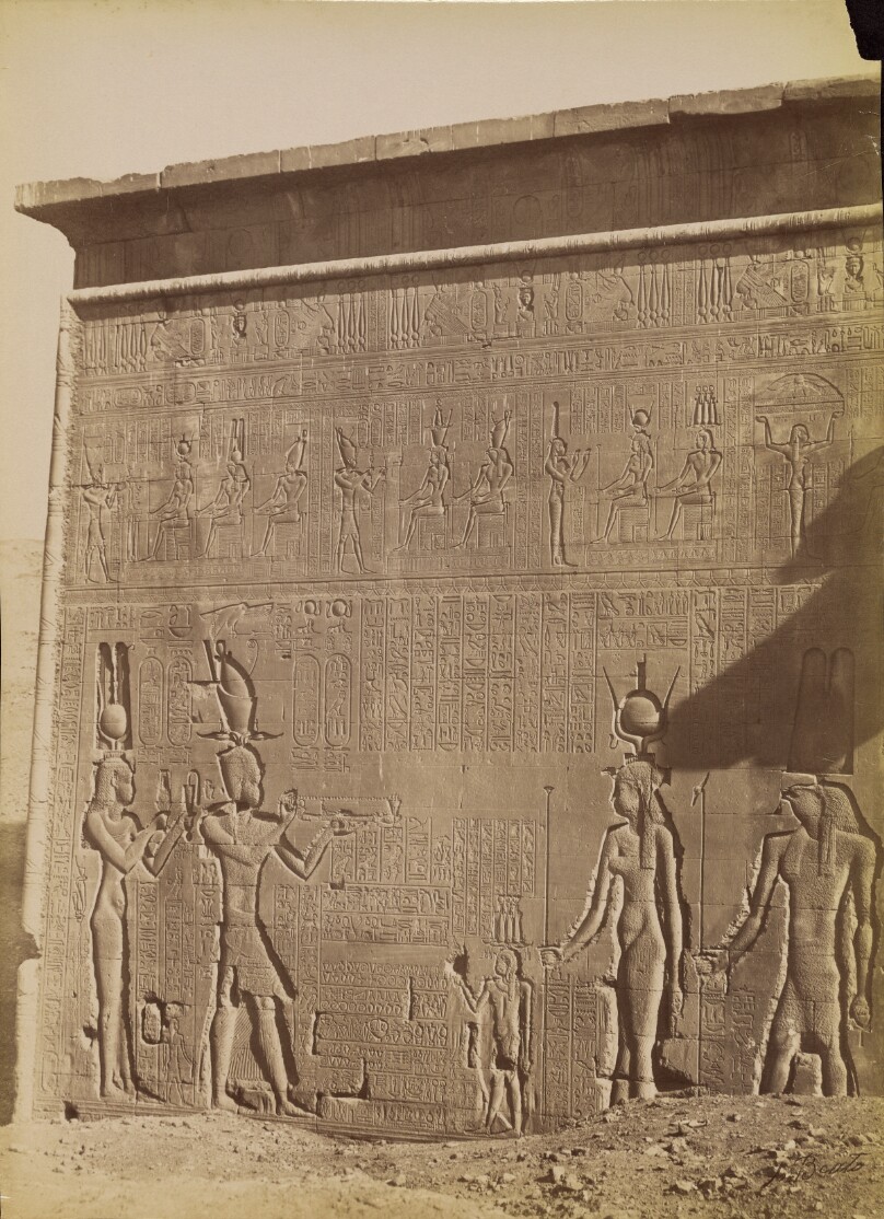[Dendera, Exterior of the Temple with Cleopatra] / [Denderah, Exterieur du Temple avec la Cleopatra]