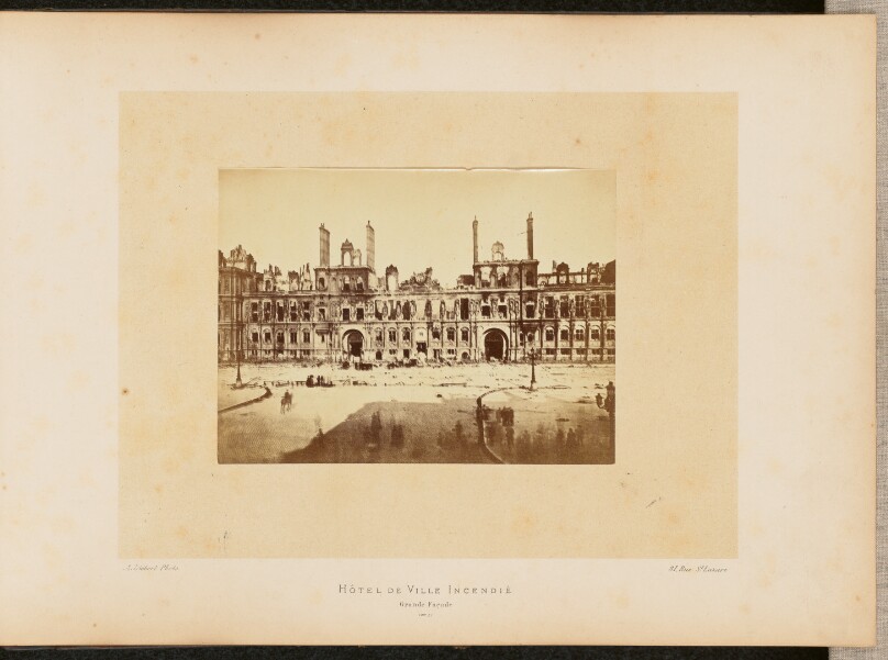 Hôtel de Ville incendié. Grande Façade.