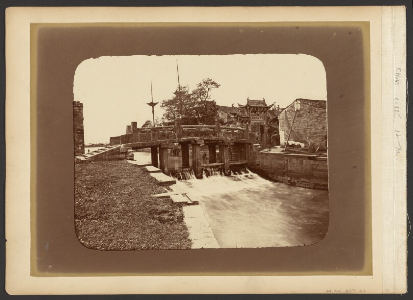 [Canal sluice]
