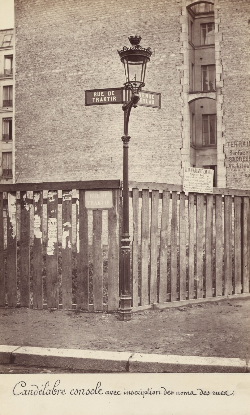 [Candélabre Console Avec Inscription des Noms des Rues]