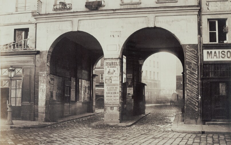 [Les Deux-Portes. Vue prise de la rue des Innocents vers la rue de la Ferronnerie.]